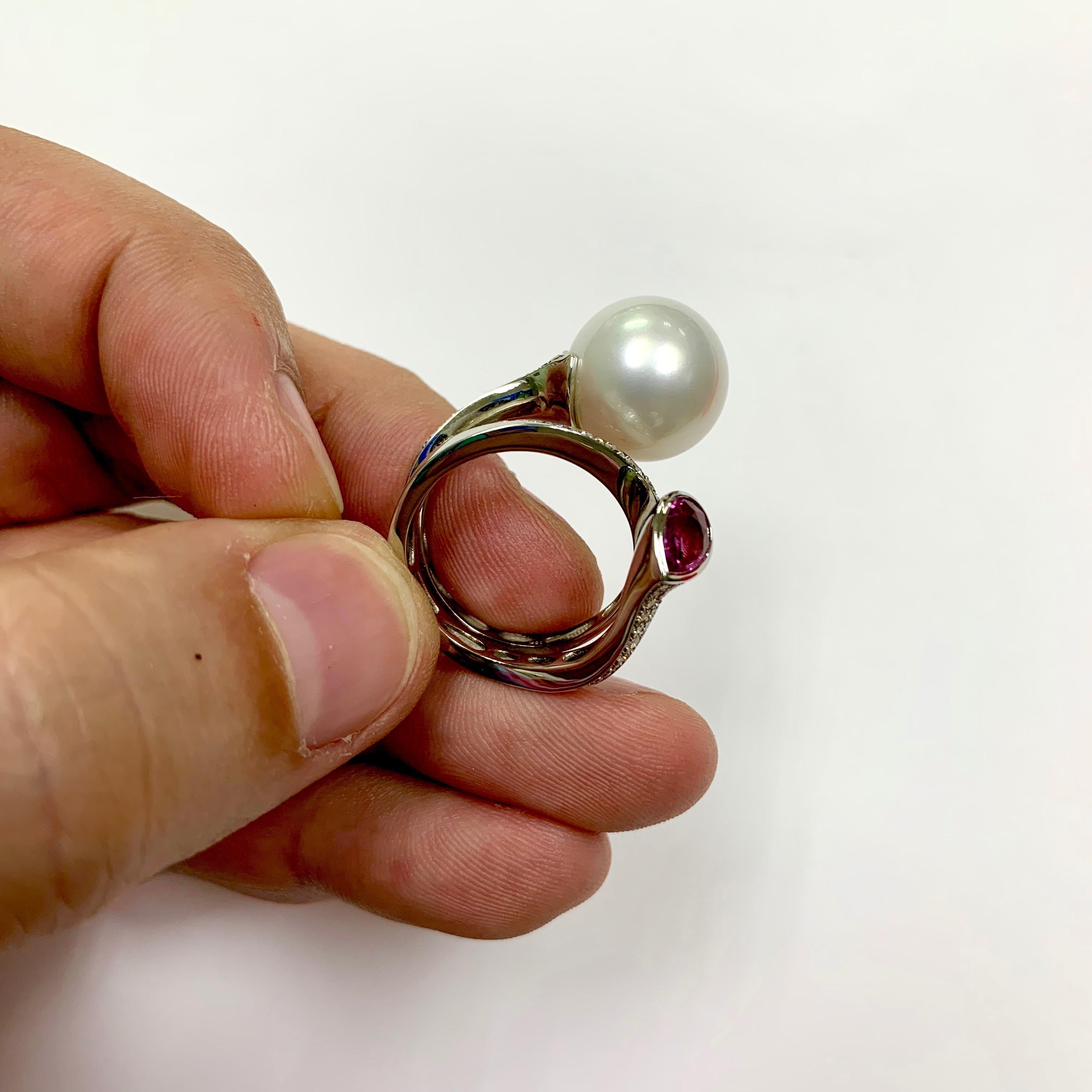 Bague en or blanc 18 carats avec diamants, saphirs roses et perle des mers du Sud 1