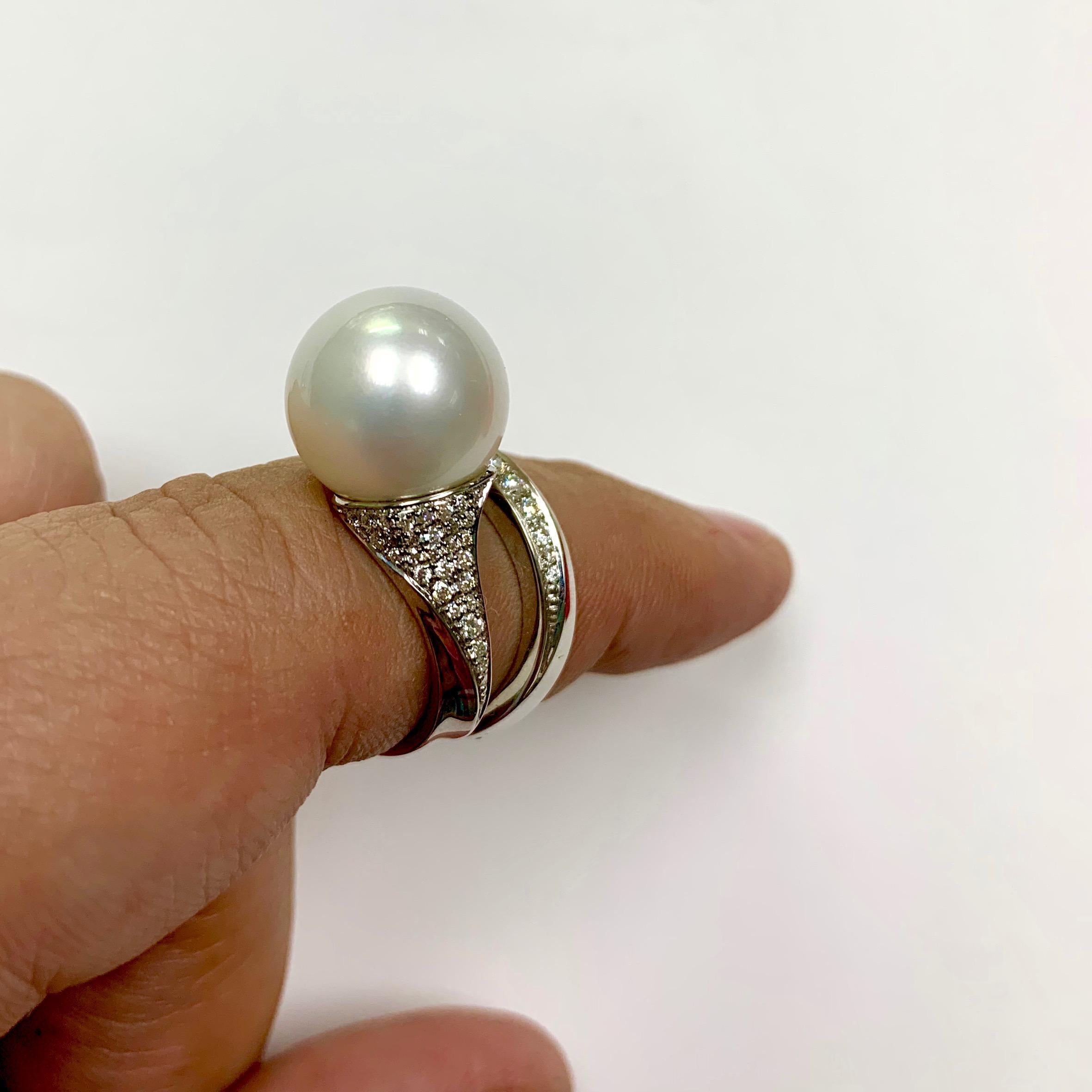 Bague en or blanc 18 carats avec diamants, saphirs roses et perle des mers du Sud 3