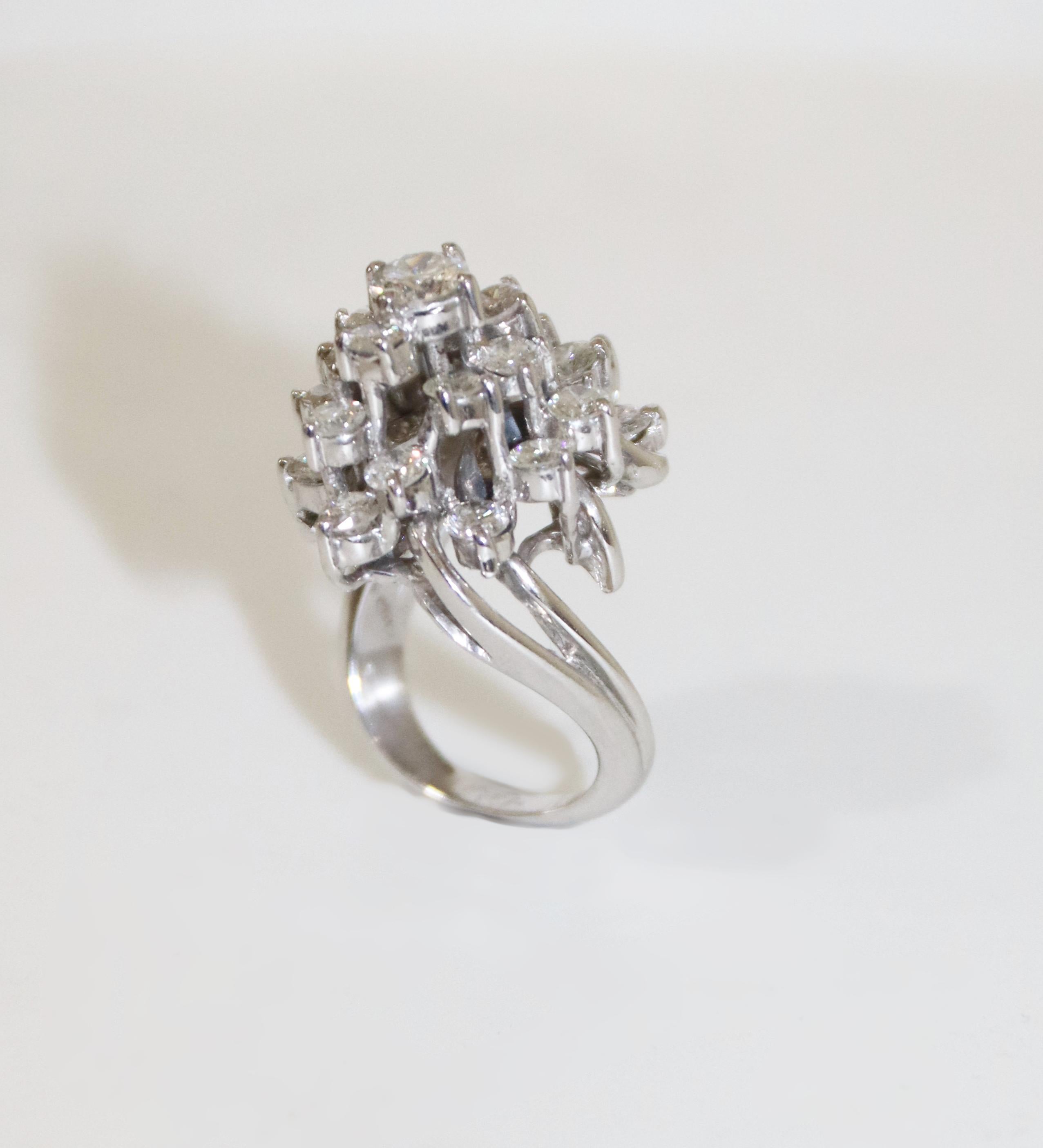 Anillo de cóctel de platino con diamantes en venta 4