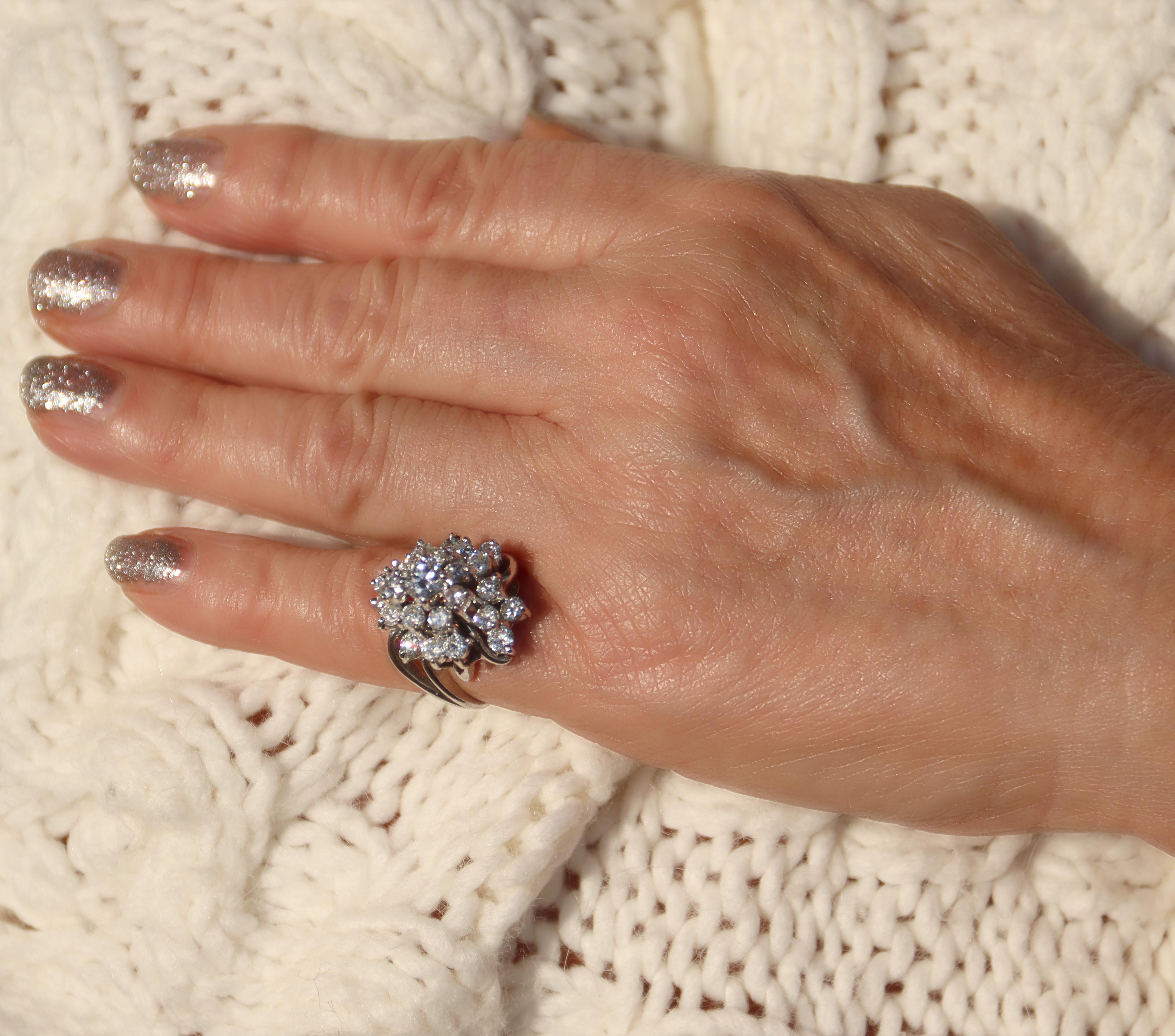 Anillo de cóctel de platino con diamantes en venta 5