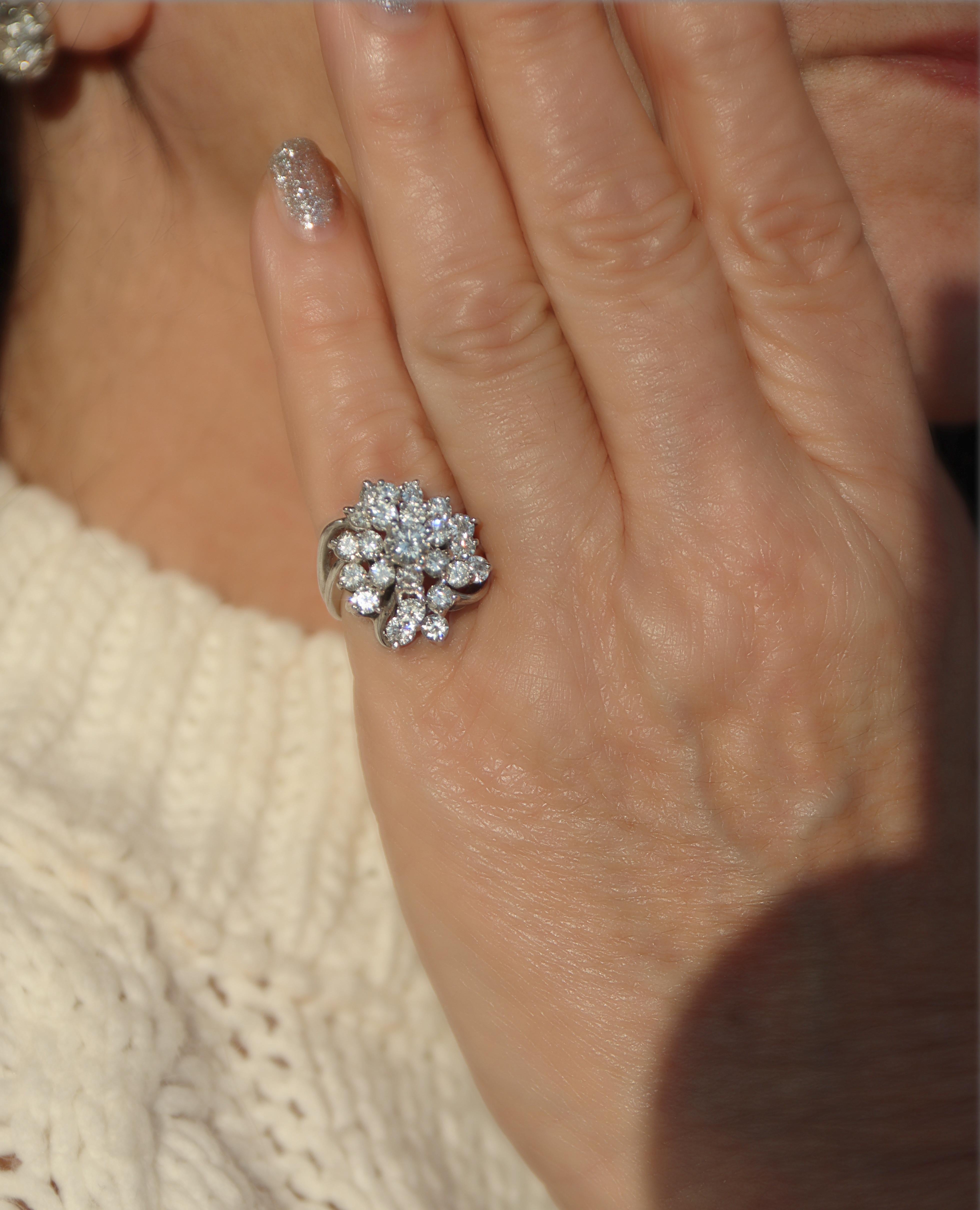 Anillo de cóctel de platino con diamantes en venta 6