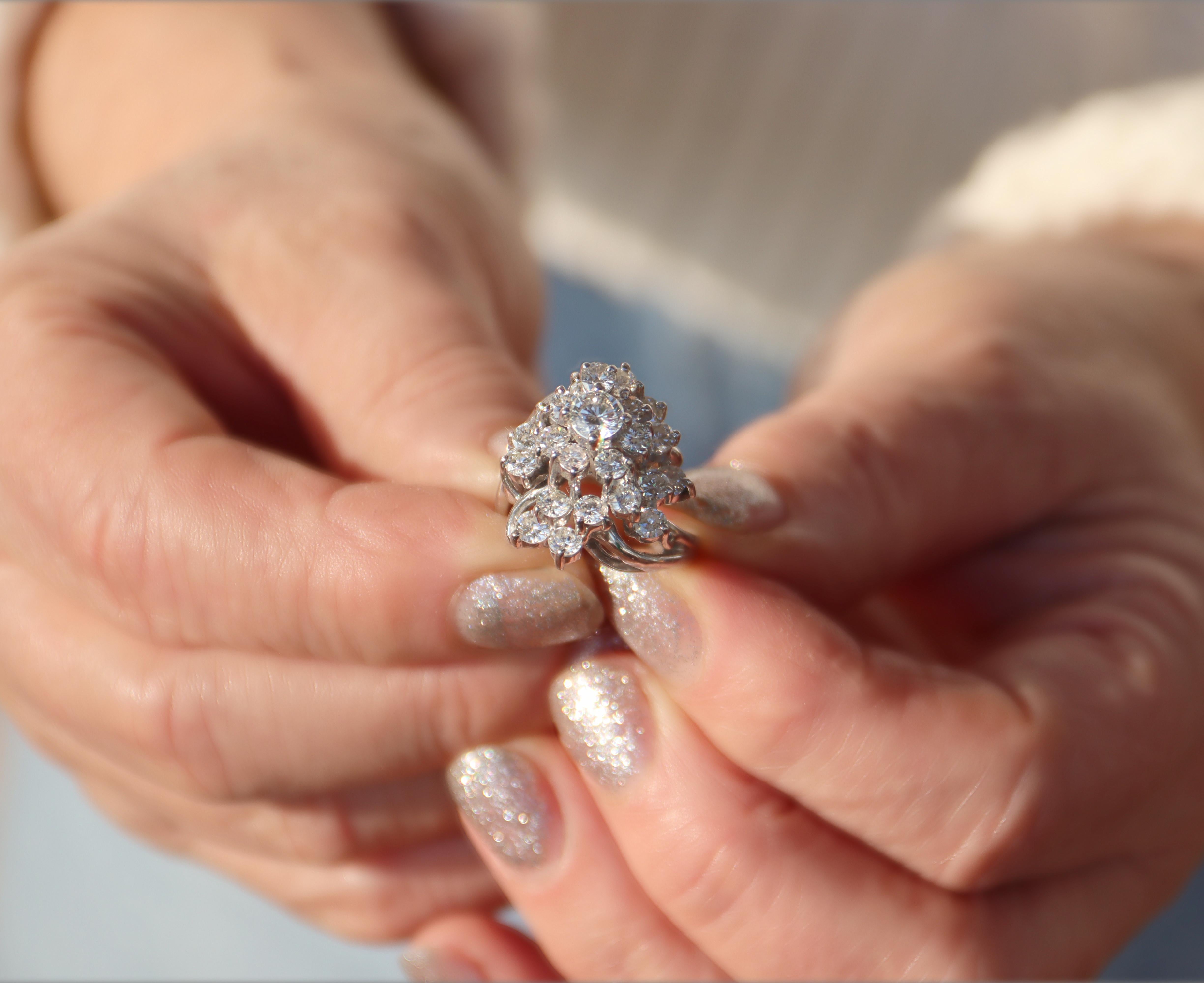 Anillo de cóctel de platino con diamantes en venta 7