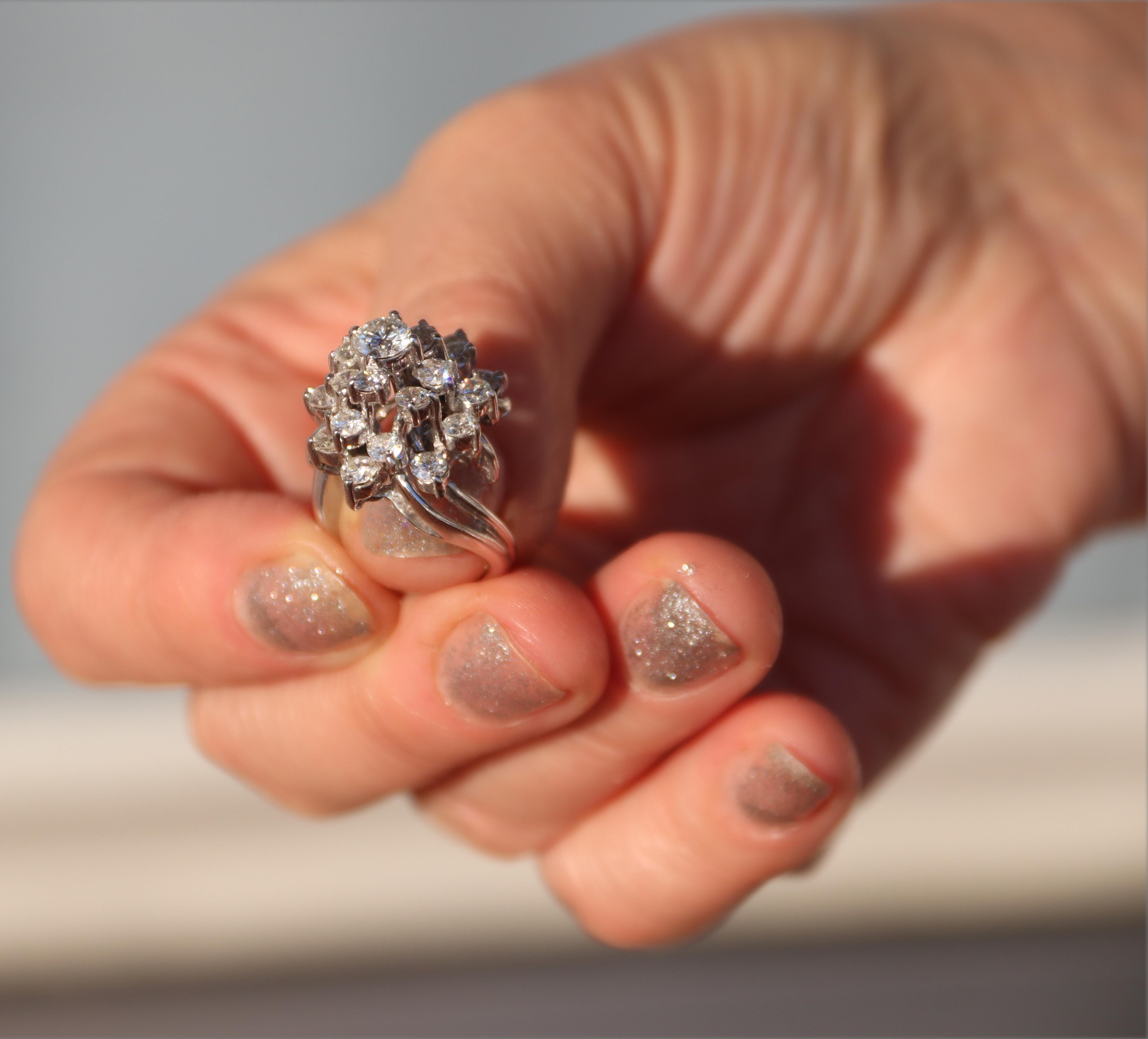 Anillo de cóctel de platino con diamantes en venta 8