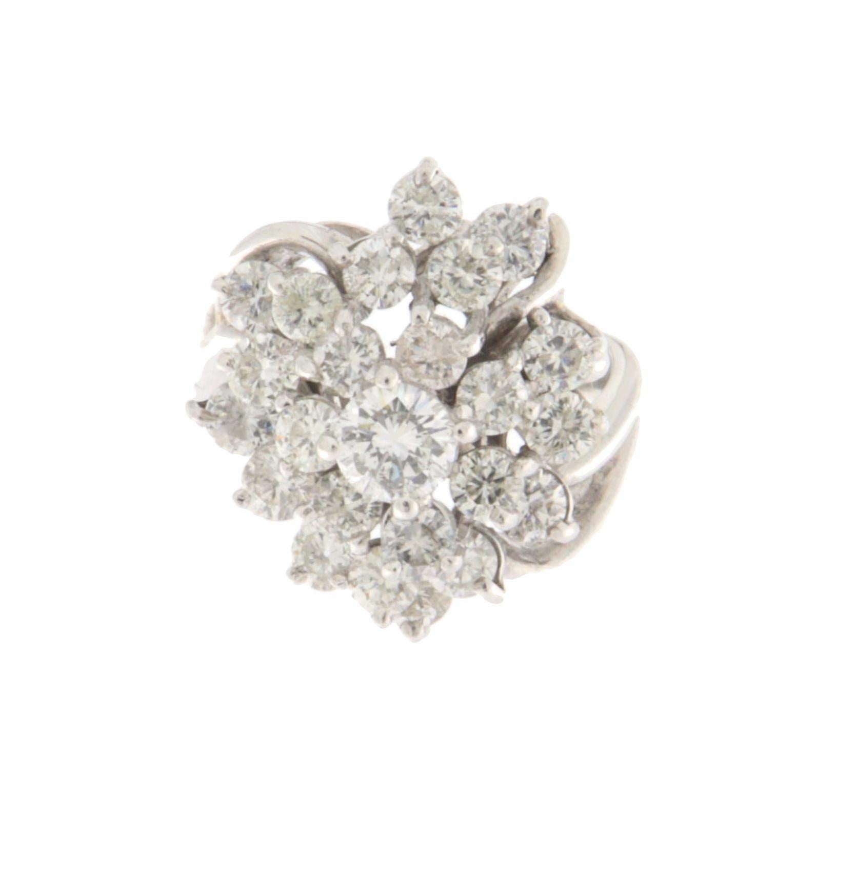 Anillo de cóctel de platino con diamantes Corte brillante en venta