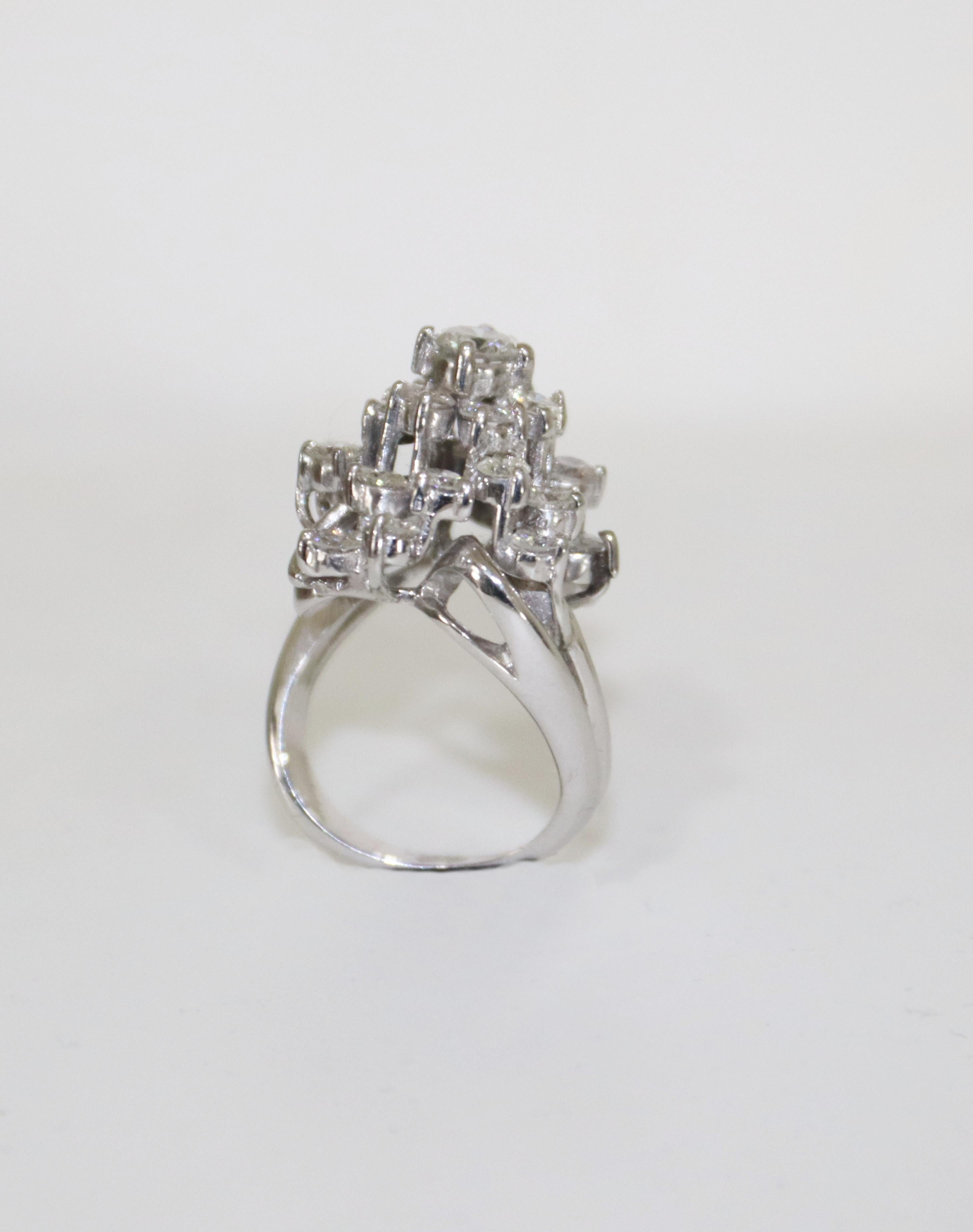 Anillo de cóctel de platino con diamantes en venta 1