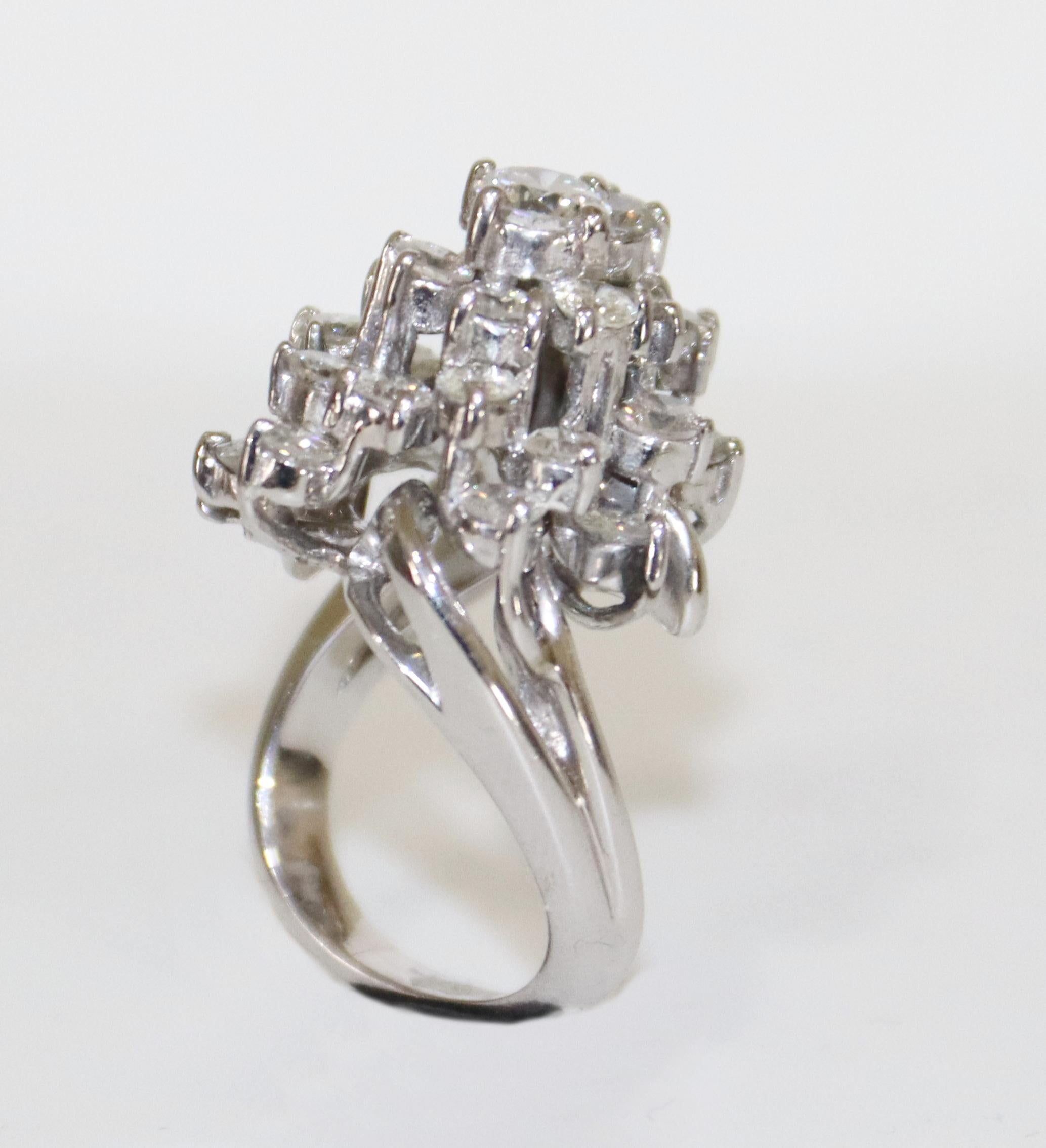 Anillo de cóctel de platino con diamantes en venta 2