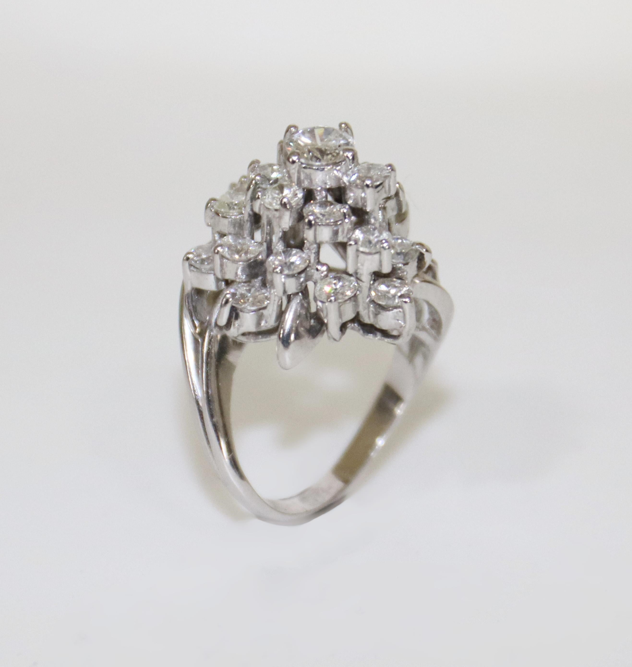 Anillo de cóctel de platino con diamantes en venta 3