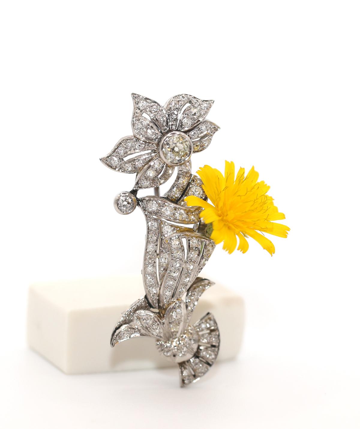 Broche Flor Bouquet Puerto Diamantes. Creado hacia 1890 en Europa. Máxima calidad tanto de las piedras como del nivel artesanal. 

Un ejemplo asombroso de una época que representa no sólo la belleza de las joyas, sino una parte de una cultura