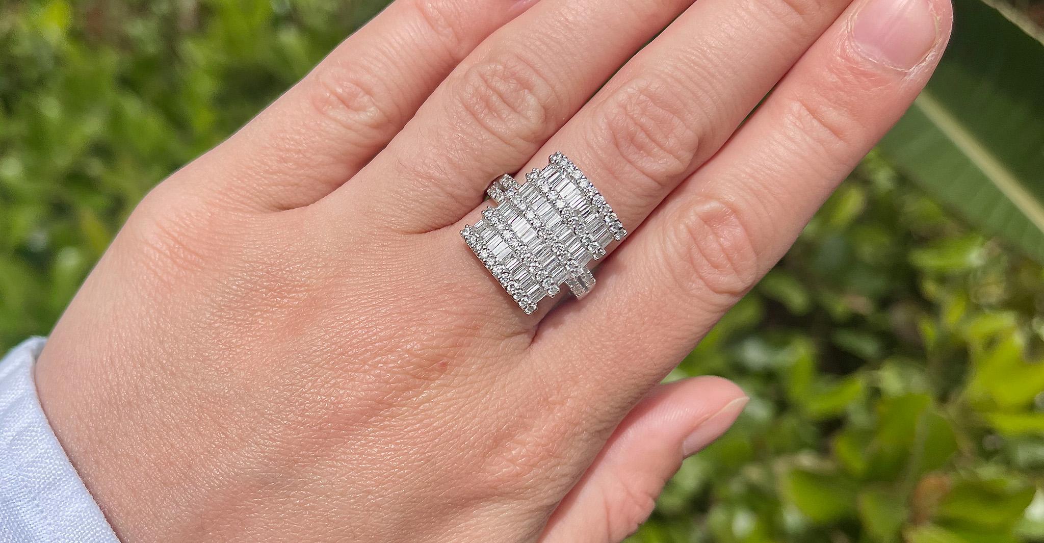Diamonds = 3 Carats
Cut: Baguette and Round 
(Color: F, Clarity: VS)
Metal: 18K White Gold
Made in Italy
Ring Size = 8* US
*It can be resized complimentary