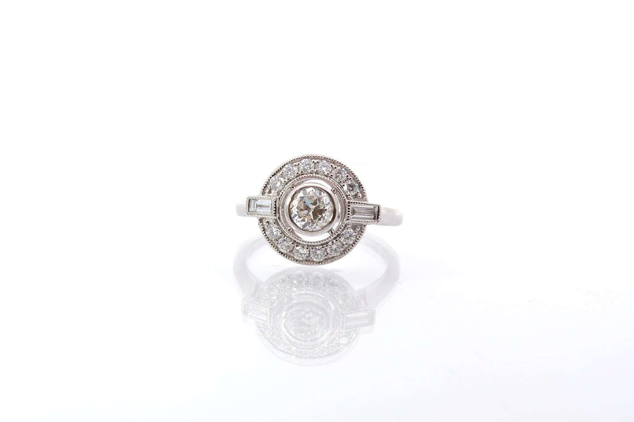 Stones: Central diamond: 0.50 ct, 12 diamonds: 0.30 ct and 2 baguette diamonds: 0.14 ct
Material: 18k white gold
Dimensions: 1.2 cm
Weight: 4.4g
Period: Recent vintage Art Deco style
Size: 52 (free sizing)
Certificate
Ref. : 25567 25501E