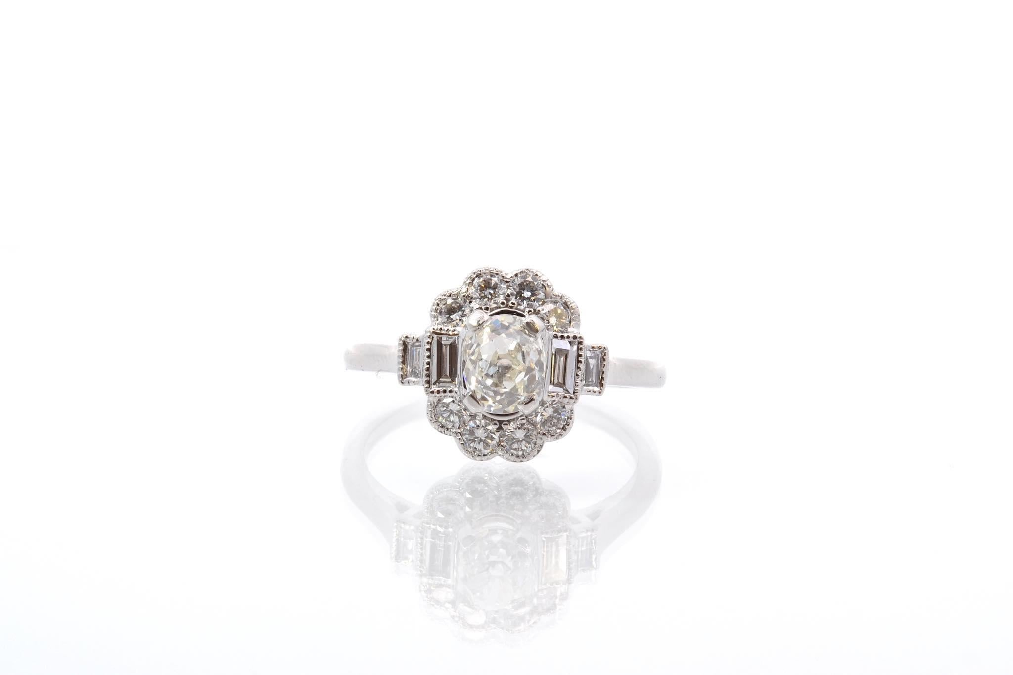Stones: Cushion diamond: 0.83 ct I/SI2, 4 baguette diamonds: 0.20 ct and 8 diamonds: 0.30 ct
Material: 18k white gold
Dimensions: 1.3 x 1.1cm
Weight: 3.8g
Period: Recent vintage style
Size: 53 (free sizing)
Certificate
Ref. : 25562 25007b