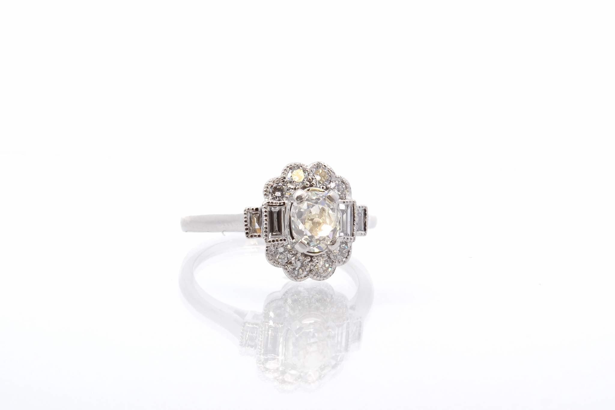 Antique Cushion Cut Diamonds ring in 18k white gold For Sale