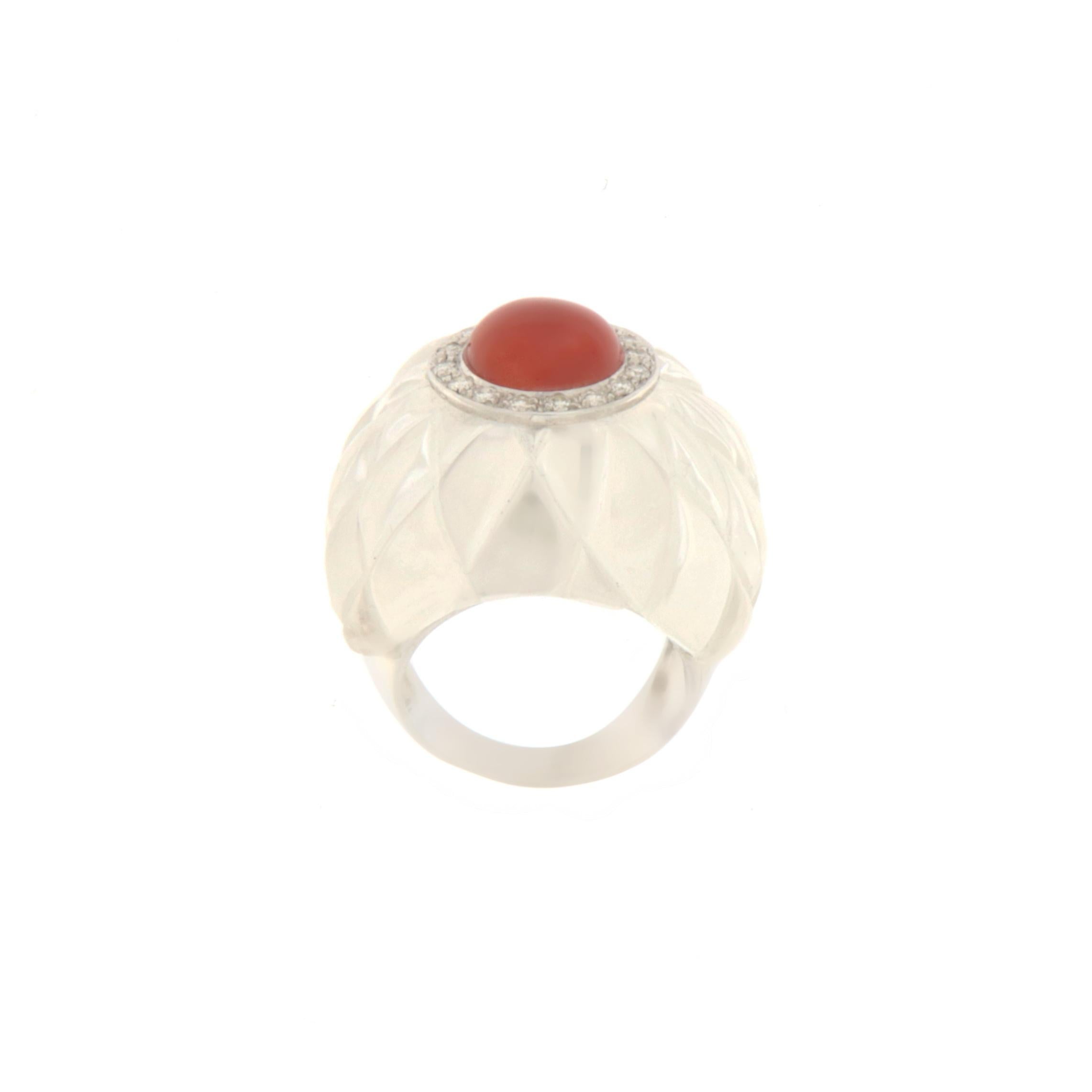 Spectacular ring made in 18k white gold by the hands of expert Neapolitan craftsmen, mounted with diamonds that surround the natural coral in the highest part of the ring and an engraved rock crystal that shapes the ring. For lovers of the genre, it