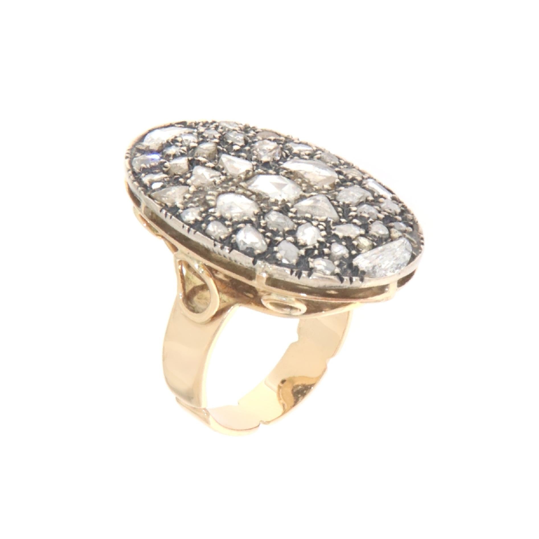 Vintage ring in 14K gold, 800 thousandths silver with diamonds of various shapes, antique rose cut, 1950s.
Wonderful and incredible ring from the 1950s decorated with a carpet of antique diamonds of different shapes
The patch that contains the set