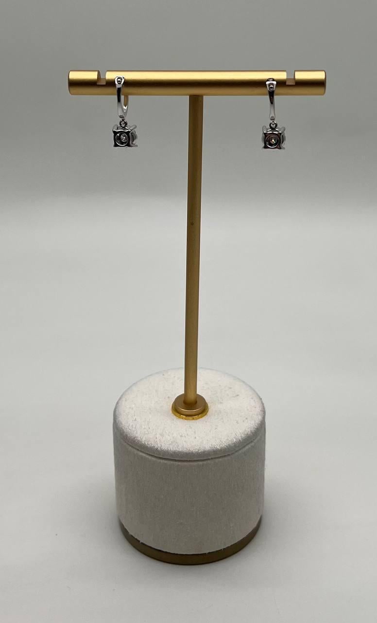 Taglio rotondo Orecchini Huggie in oro bianco 14 carati con diamanti rotondi incastonati a grappolo in vendita