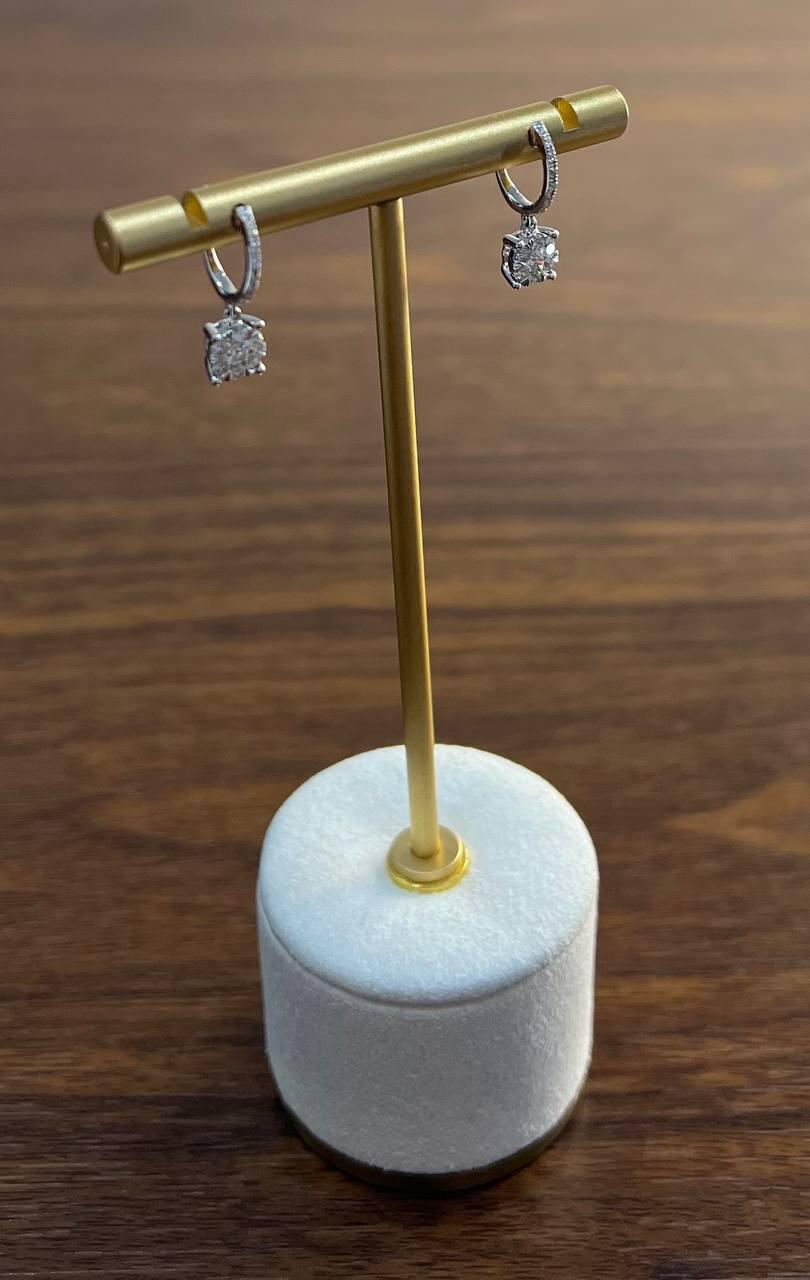 Donna Orecchini Huggie in oro bianco 14 carati con diamanti rotondi incastonati a grappolo in vendita