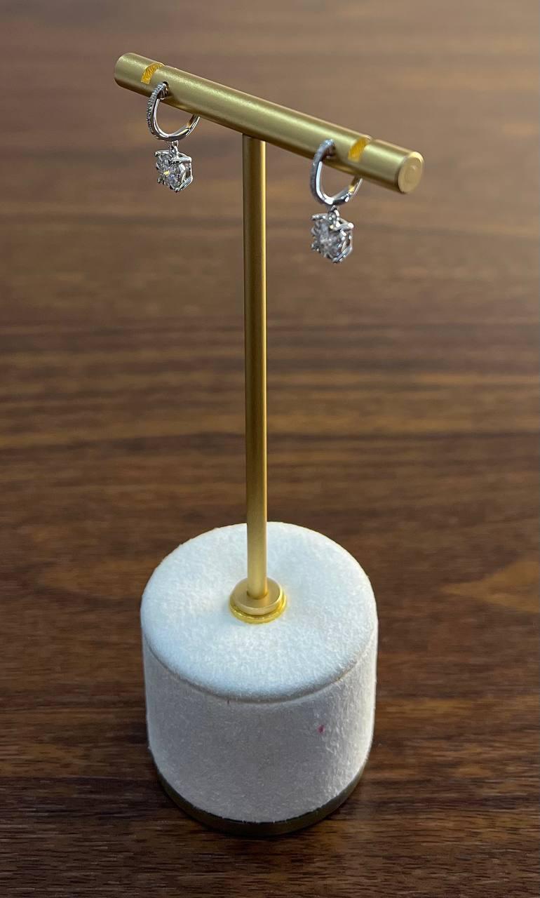 Orecchini Huggie in oro bianco 14 carati con diamanti rotondi incastonati a grappolo in vendita 1