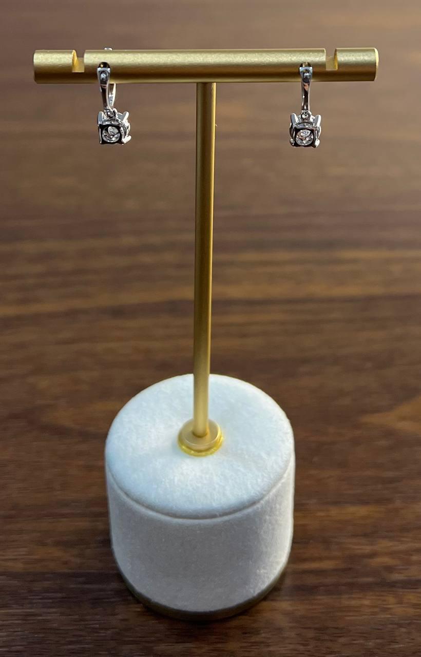 Orecchini Huggie in oro bianco 14 carati con diamanti rotondi incastonati a grappolo in vendita 2