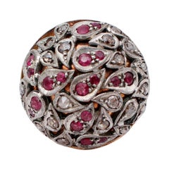 Anello con diamanti, rubini, oro rosa 14 carati e argento a cupola