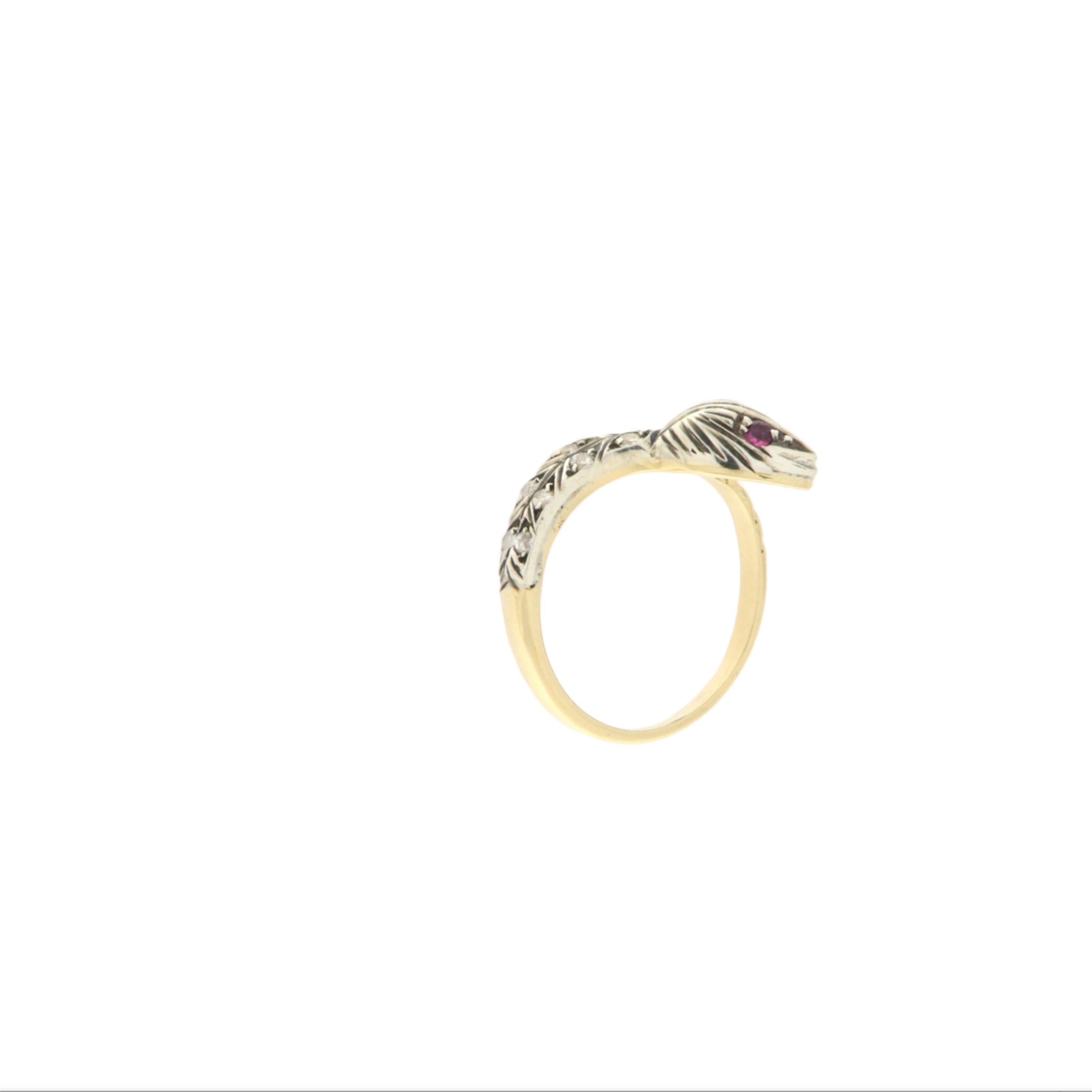 Gioiello dal forte valore simbolico e dal design caratteristico, questo anello a forma di serpente combina l'eleganza dei materiali preziosi con il fascino dell'artigianato di ispirazione antica. Realizzato in oro giallo a 14 carati e argento 800,