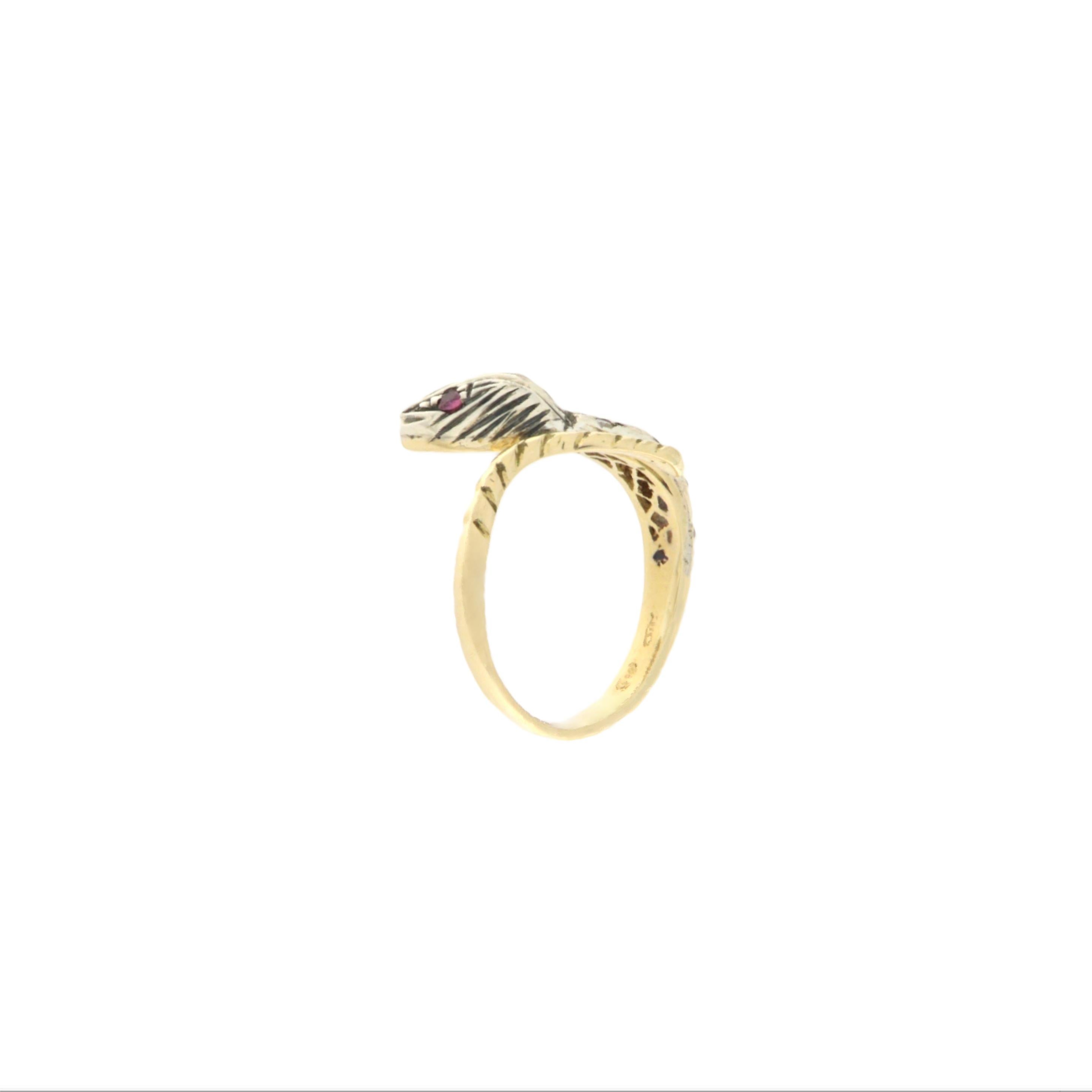 Artigiano Anello Cocktail con diamanti e rubini in oro giallo 14 carati e argento con serpente in vendita