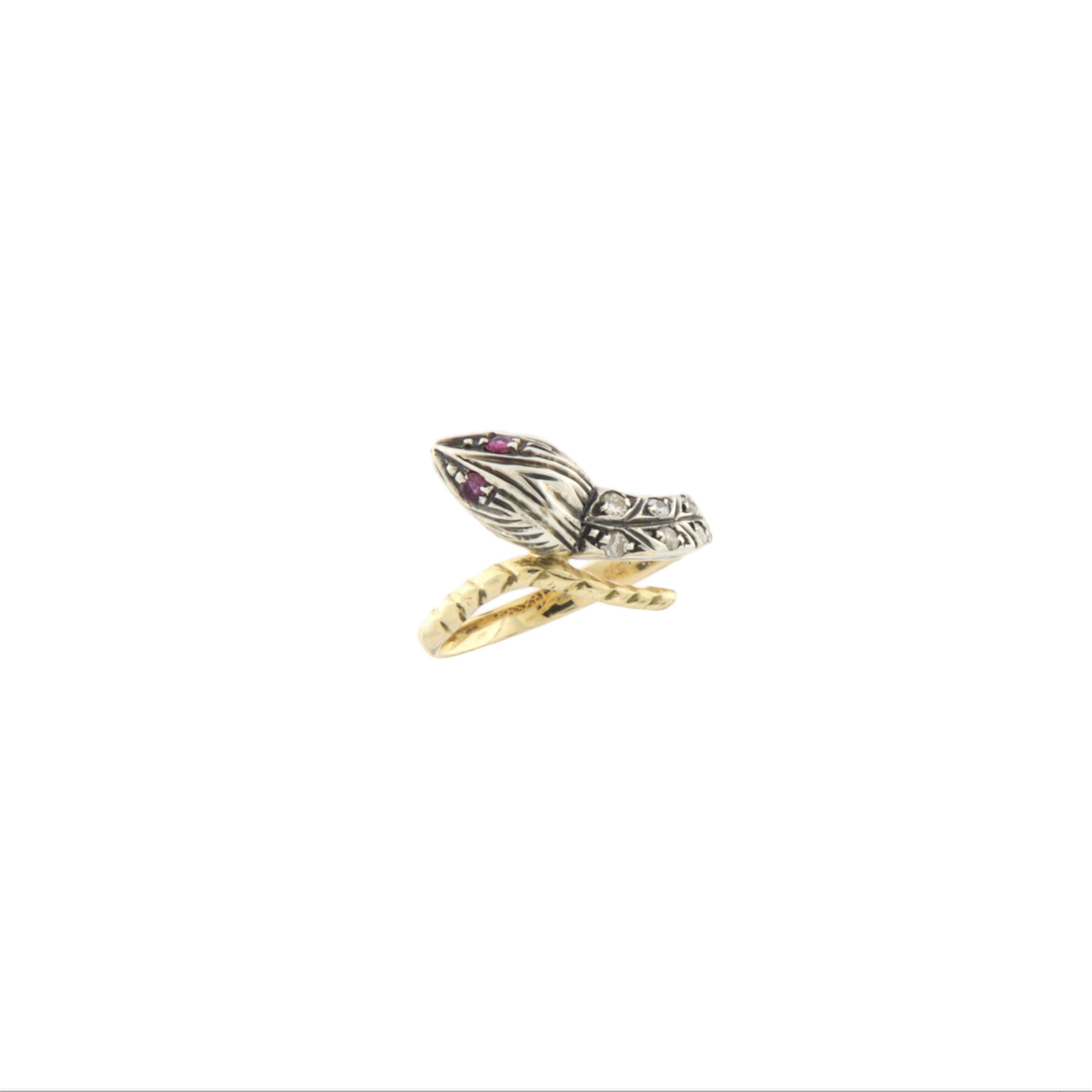 Taglio brillante Anello Cocktail con diamanti e rubini in oro giallo 14 carati e argento con serpente in vendita