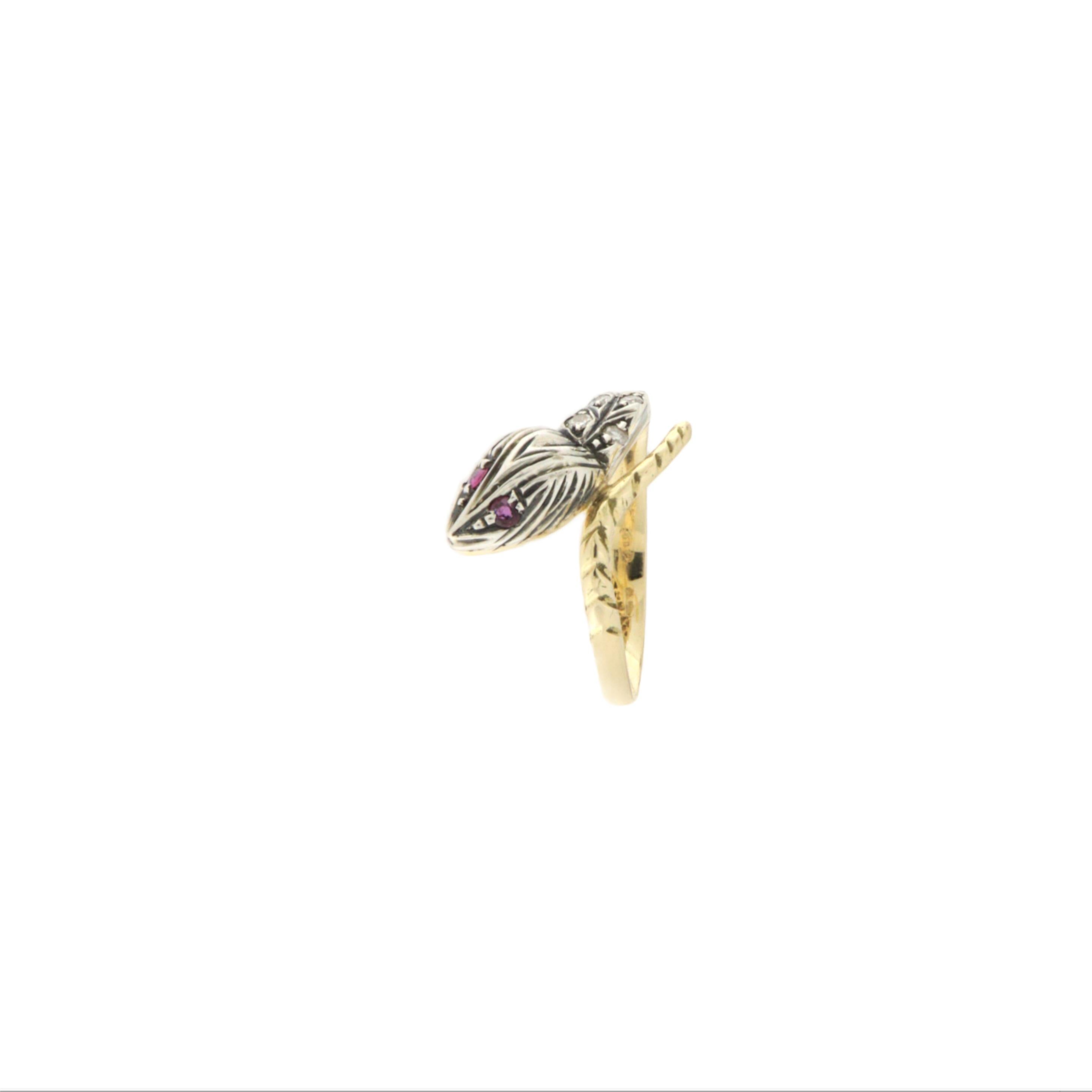 Donna Anello Cocktail con diamanti e rubini in oro giallo 14 carati e argento con serpente in vendita