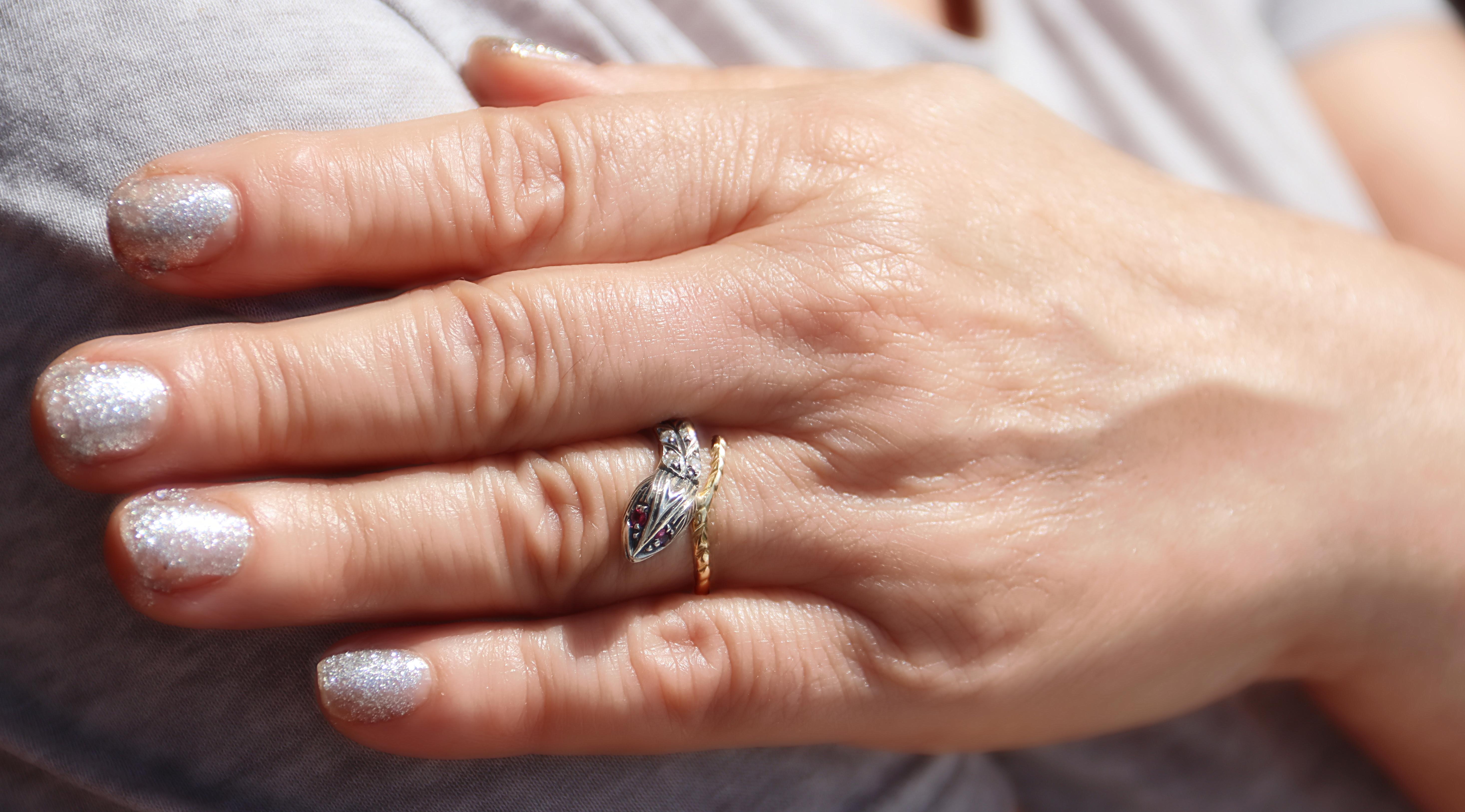 Anello Cocktail con diamanti e rubini in oro giallo 14 carati e argento con serpente in vendita 1