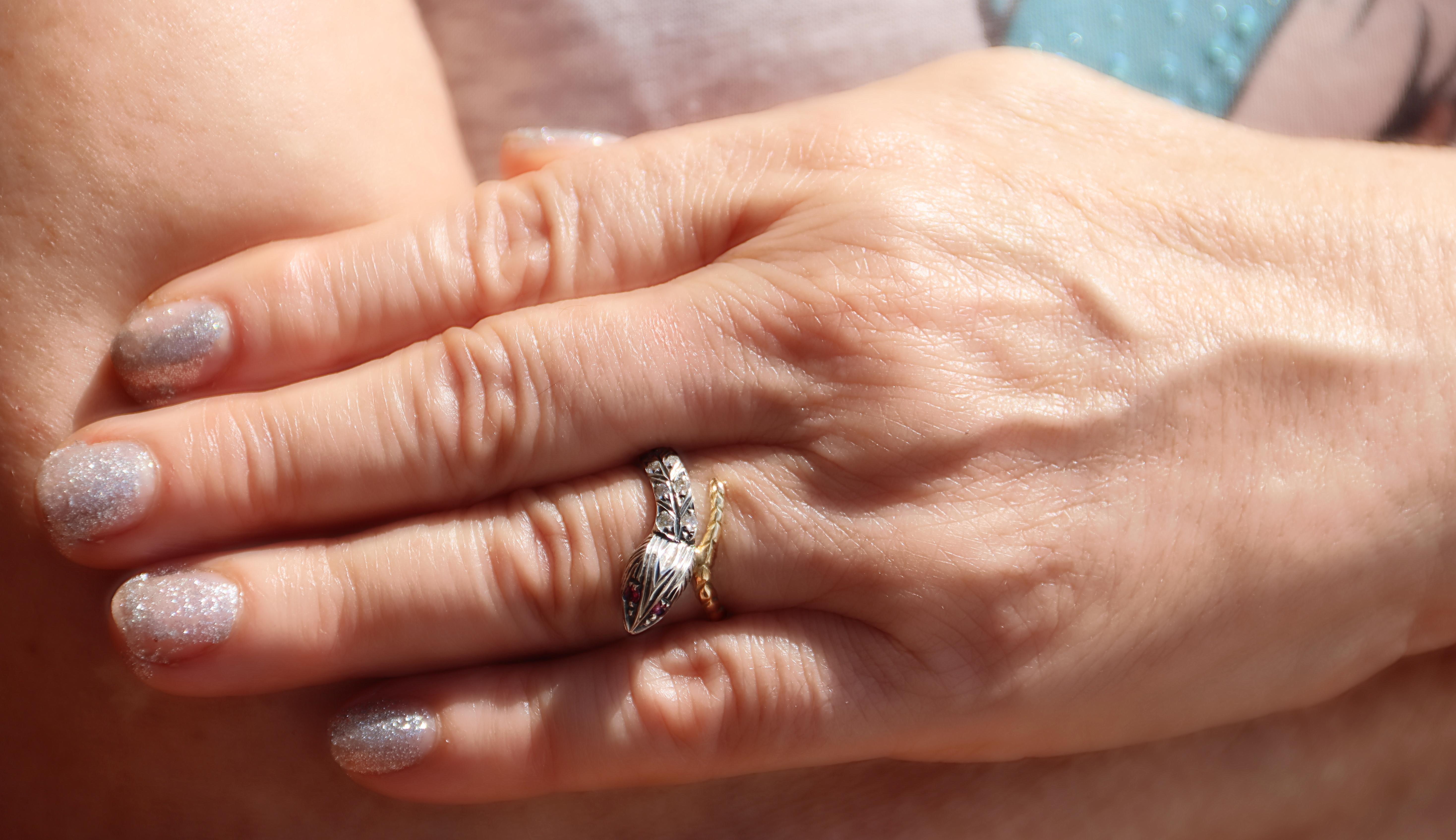 Anello Cocktail con diamanti e rubini in oro giallo 14 carati e argento con serpente in vendita 3