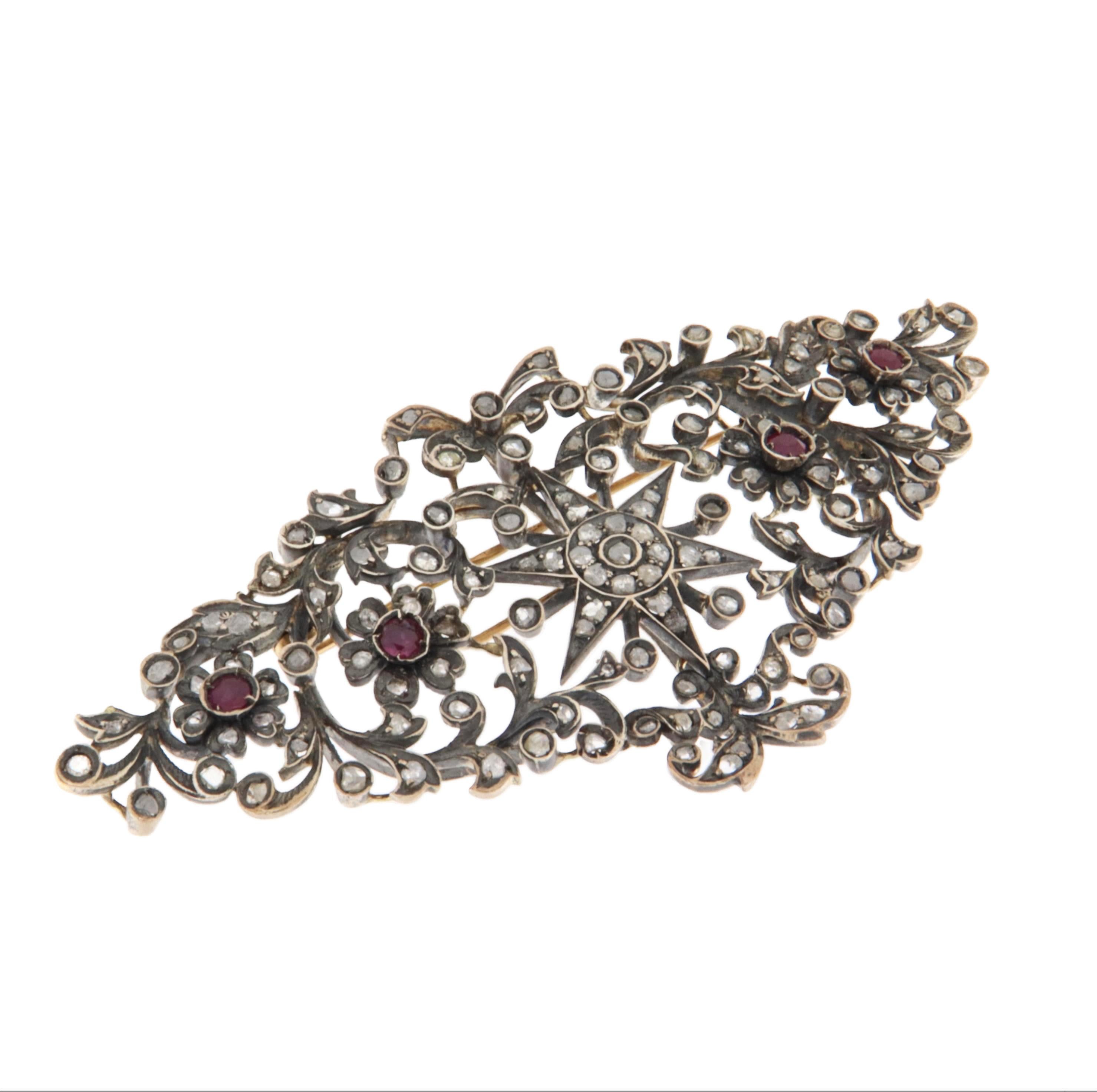 Cette extraordinaire broche ancienne est un véritable chef-d'œuvre vintage, réalisé avec une combinaison raffinée d'or jaune 14 carats et d'argent 800 millièmes, une association typique dans les bijoux historiques pour rehausser l'éclat des pierres