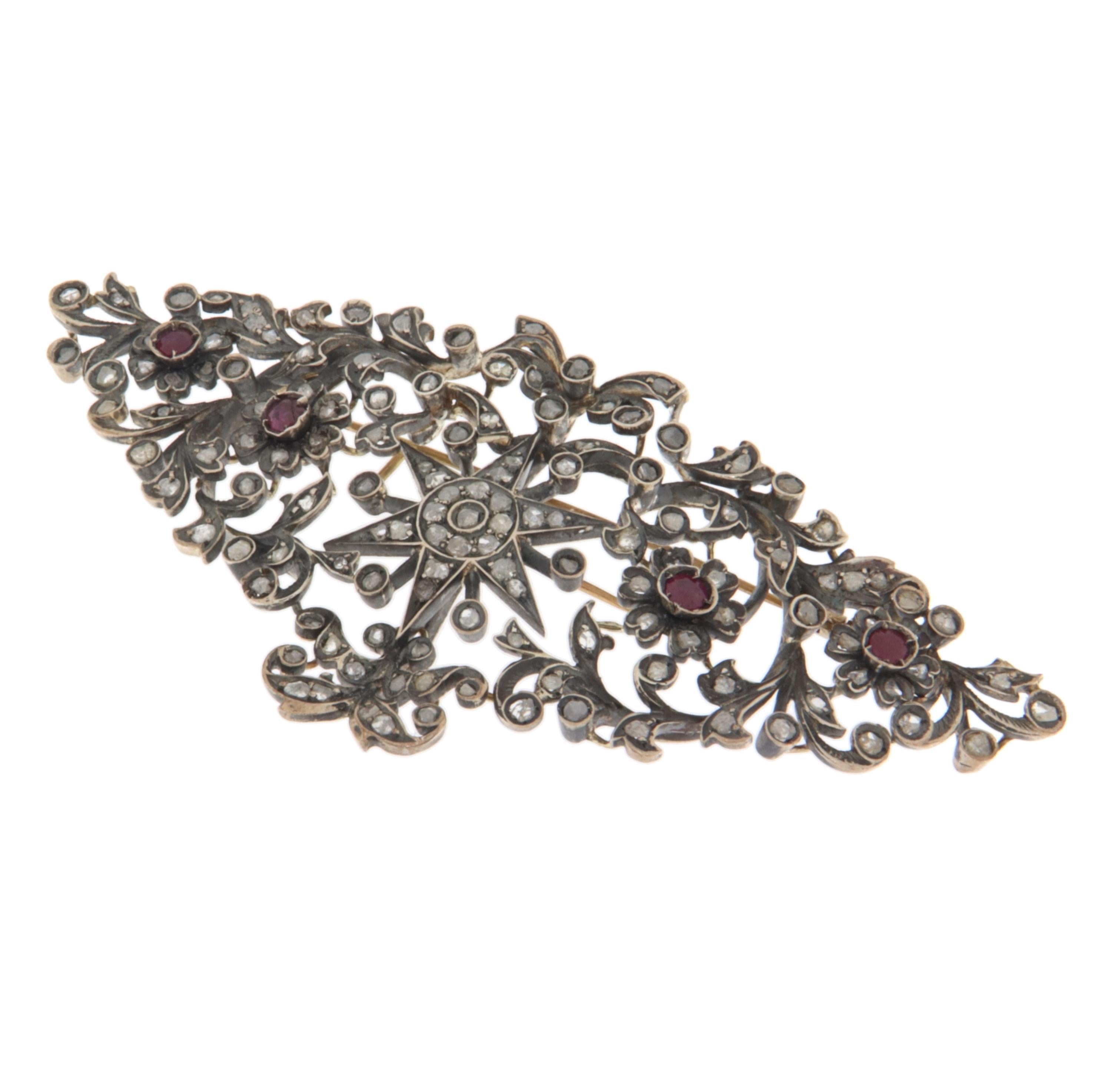 Artisan Broche en or jaune 14 carats avec diamants et rubis en vente