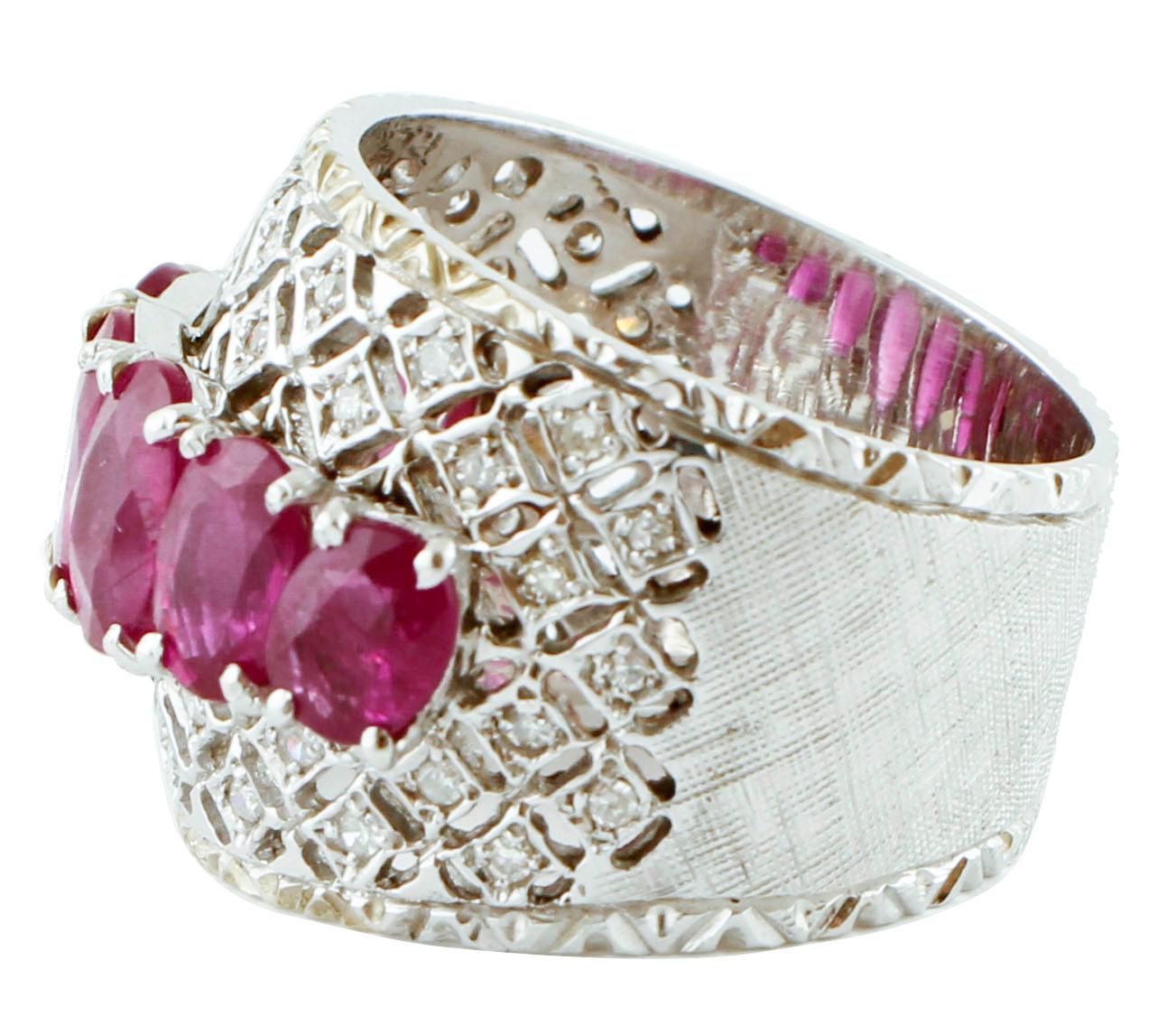 SHIPPING POLICY:
No additional costs will be added to this order.
Shipping costs will be totally covered by the seller (customs duties included).

Elegant and unique band ring in 14K white gold structure mounted with 5.71 ct of pink rubies row and