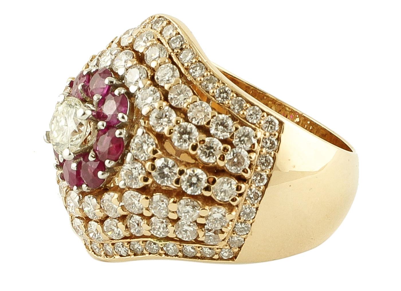 SHIPPING POLICY:
No additional costs will be added to this order.
Shipping costs will be totally covered by the seller (customs duties included).

Astonishing ring in 18k rose gold structure studded with diamonds and rubies with a central beautiful
