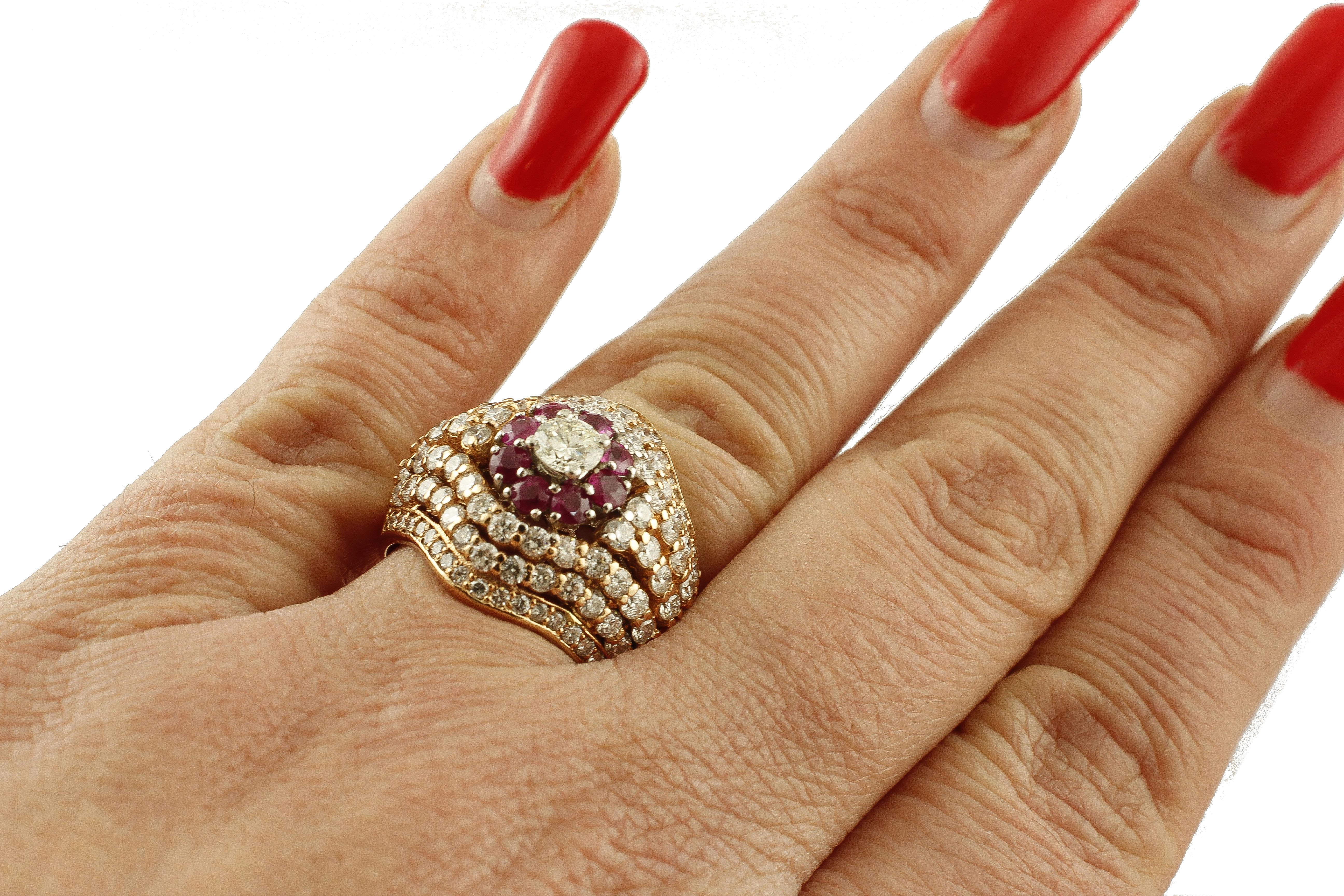 Diamonds, Rubies, 18 Karat Rose Gold Cluster Ring In Excellent Condition In Marcianise, Marcianise (CE)