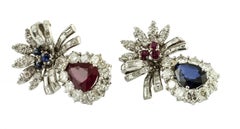 Boucles d'oreilles en or blanc 18 carats, rubis et saphirs bleus