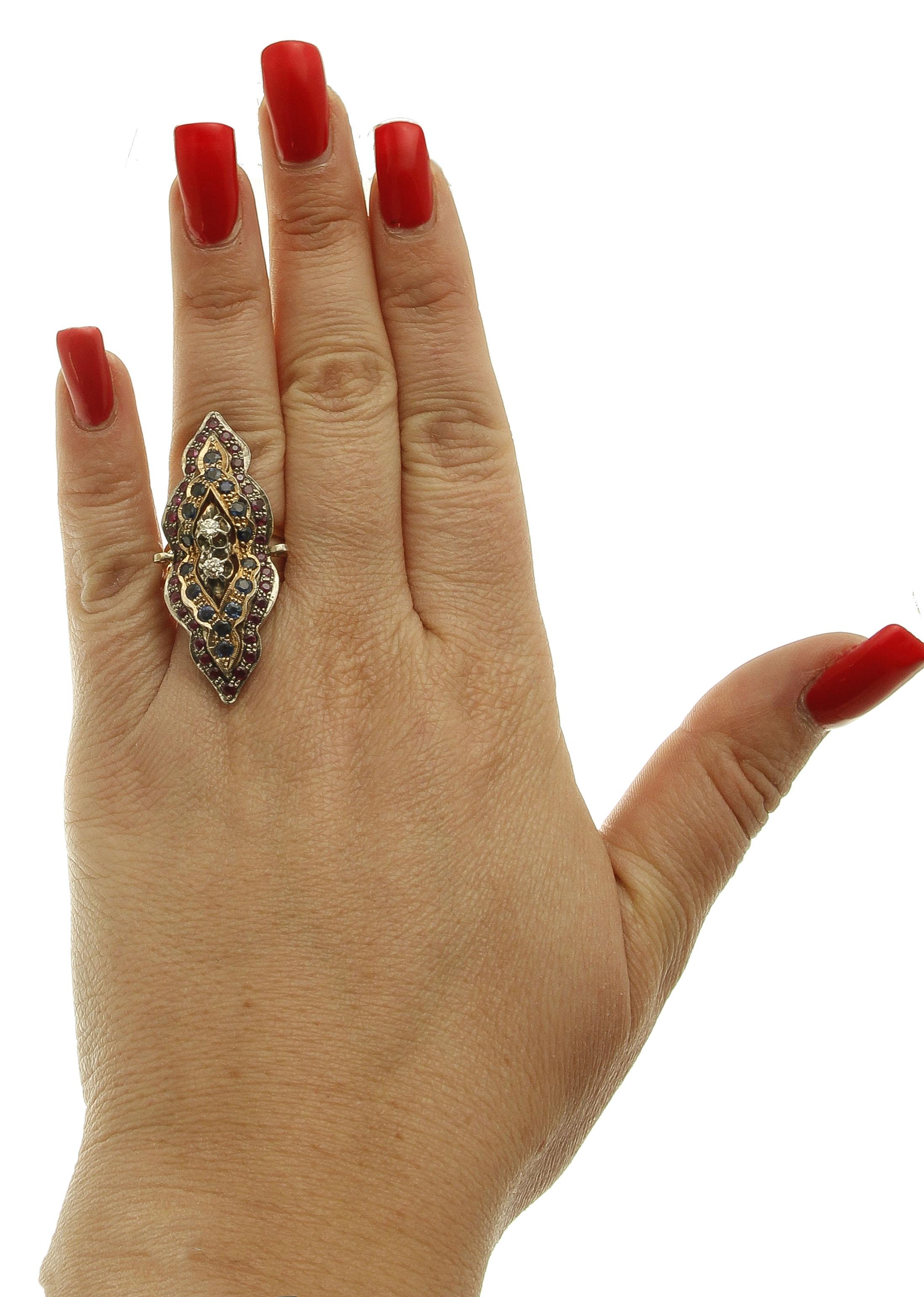 Retro-Ring aus 9 Karat Roségold und Silber mit Diamanten, Rubinen, blauen Saphiren und Silber Damen im Angebot