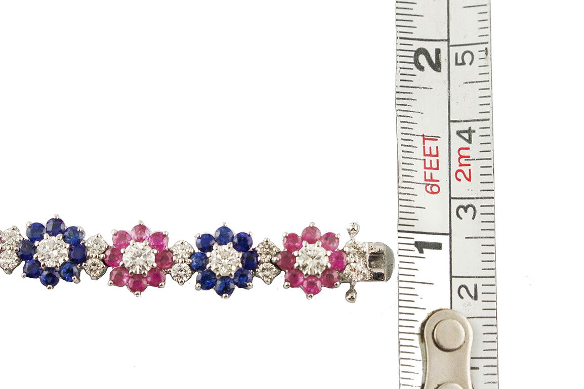 Taille brillant Diamants Rubis Saphirs bleus Fleurs Or blanc Bracelet à maillons contemporain en vente