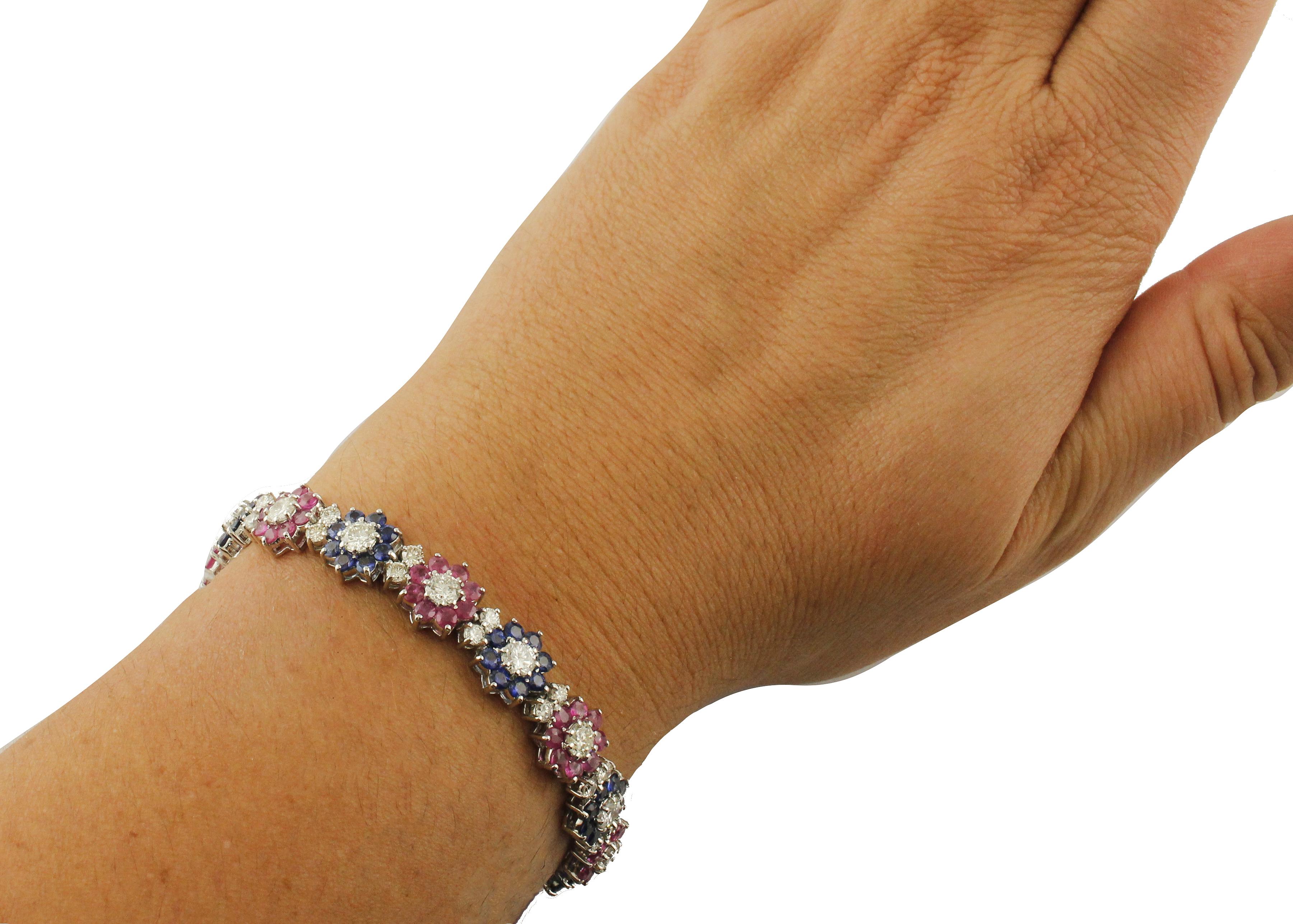 Diamants Rubis Saphirs bleus Fleurs Or blanc Bracelet à maillons contemporain Pour femmes en vente