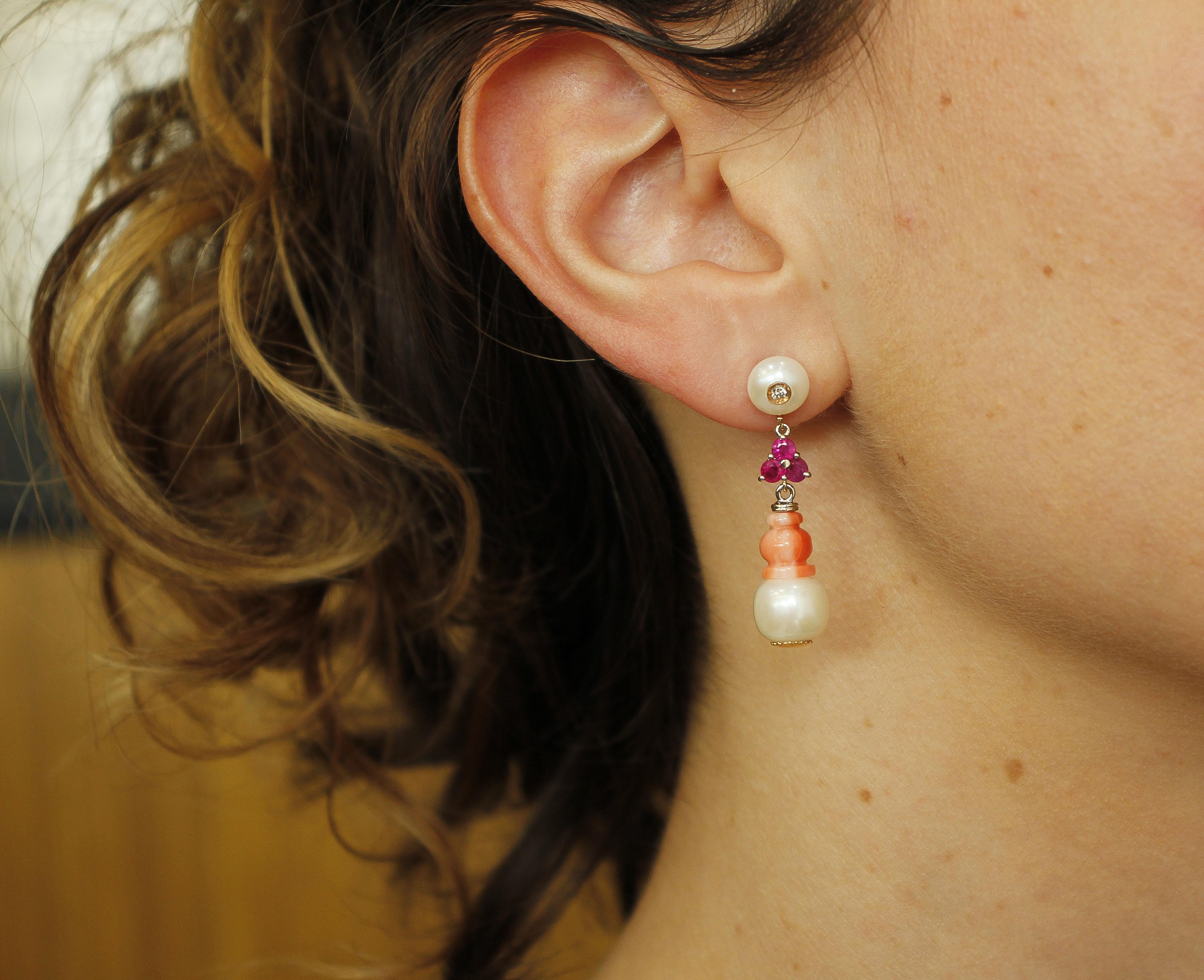 Ohrhänger mit Diamanten, Rubinen, roter Koralle, Perlen und Weißgold Damen im Angebot