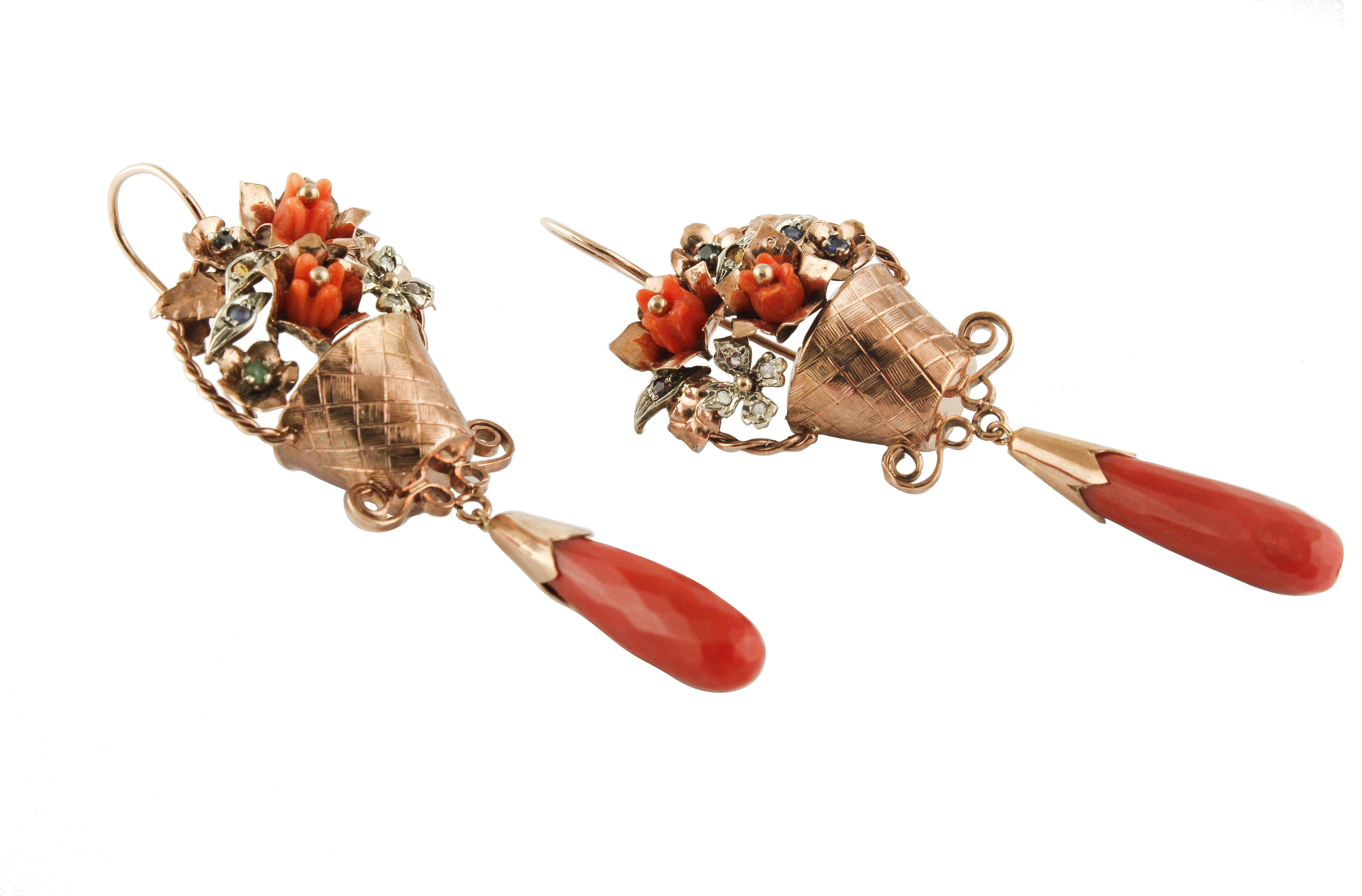 Leichte Ohrringe aus 9 Karat Roségold und Silber, bestehend aus einer Blumenvase (3,6 cm x 2,5 cm), die mit 0,10 Karat kleinen Diamanten mit Rosenschliff, 0,48 Karat kleinen Rubinen, Smaragden, blauen und gelben Saphiren geschmückt ist und