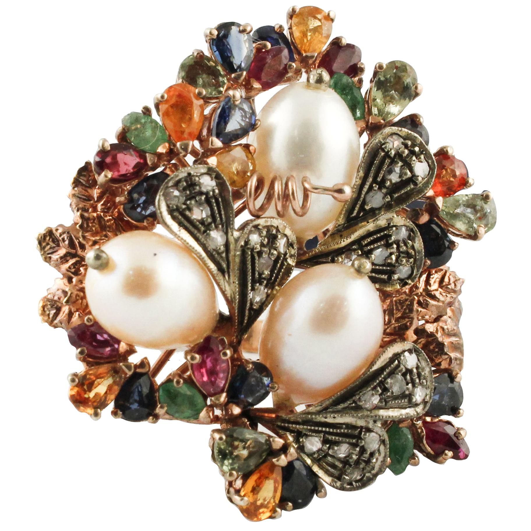 Ring aus Roségold und Silber mit Diamanten, Rubinen, Smaragden, mehrfarbigen Saphiren, Perlen