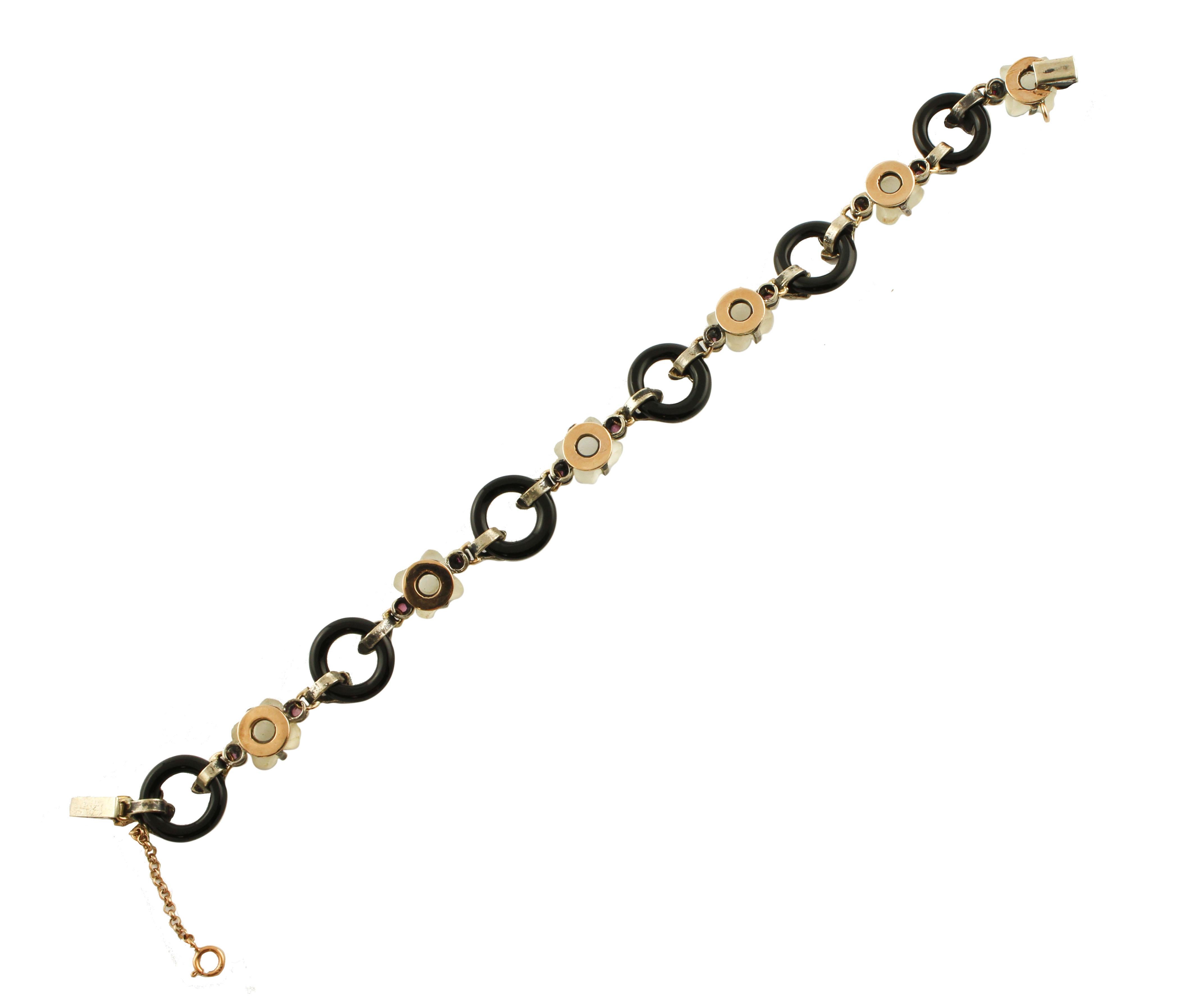 Gliederarmband aus Roségold und Silber mit Diamanten, Rubinen, Mondsteinen, Blumen und Onyxringen (Gemischter Schliff) im Angebot