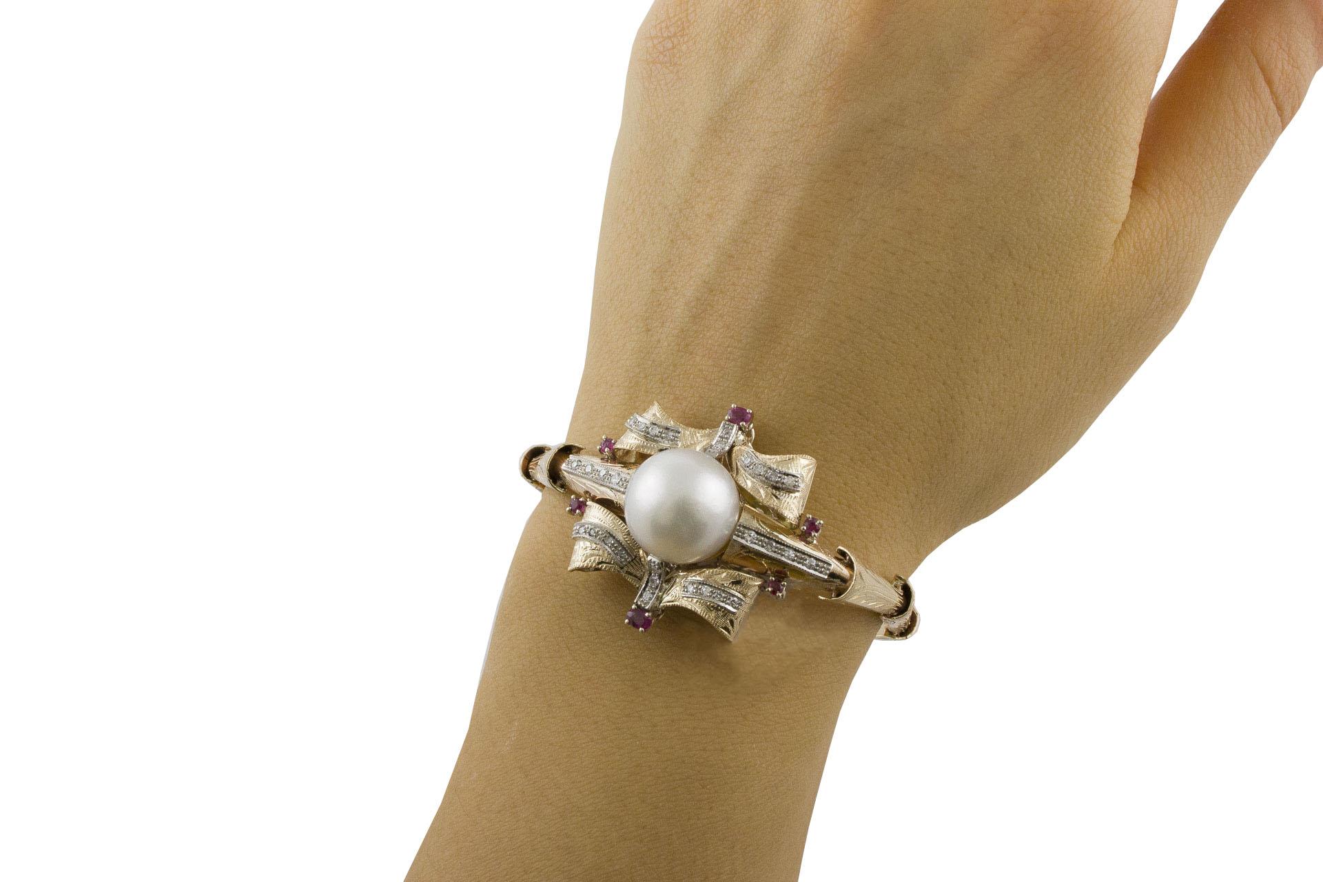 Bracciale in oro rosa e bianco con diamanti, rubini e perle in vendita 4