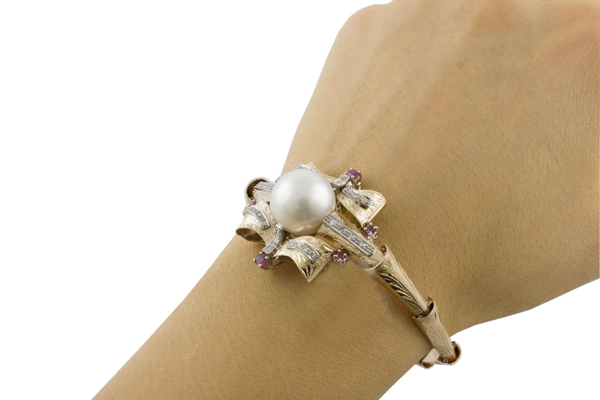 Bracciale in oro rosa e bianco con diamanti, rubini e perle in vendita 5