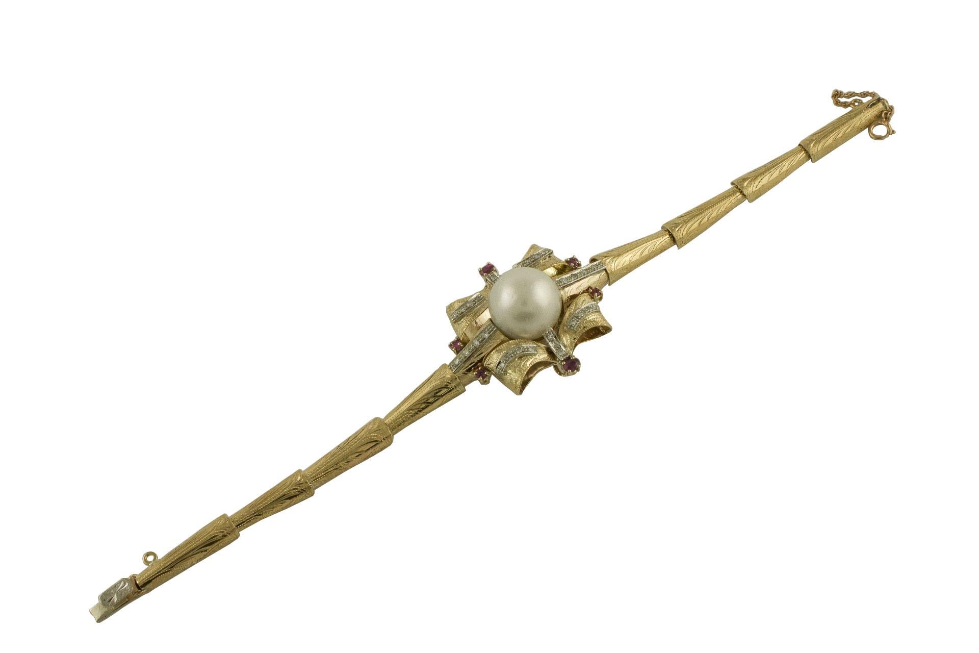 Bracciale in oro rosa e bianco con diamanti, rubini e perle in vendita 1