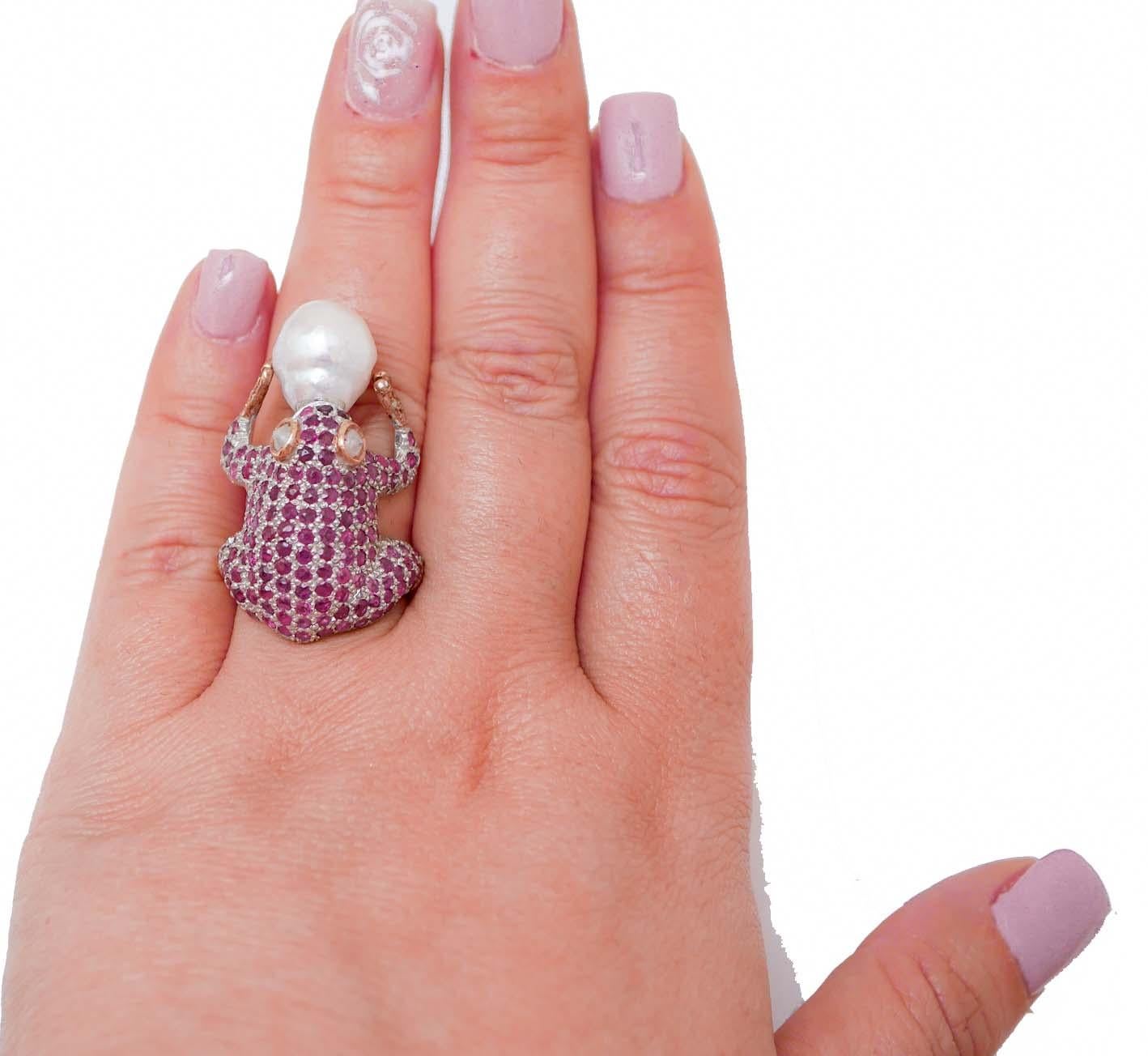 Ring in Froschform mit Diamanten, Rubinen, Perlen, Roségold und Silber im Zustand „Neu“ im Angebot in Marcianise, Marcianise (CE)