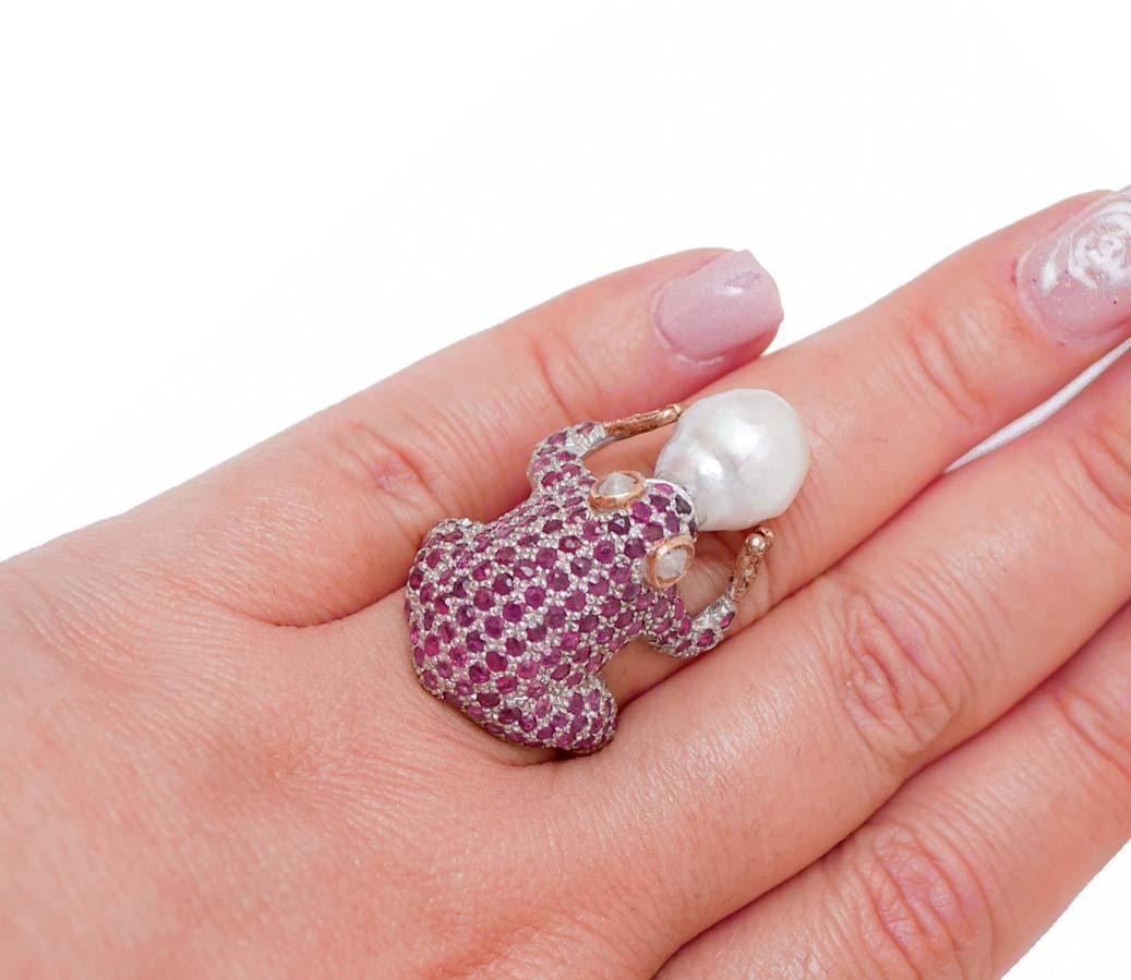 Ring in Froschform mit Diamanten, Rubinen, Perlen, Roségold und Silber Damen im Angebot