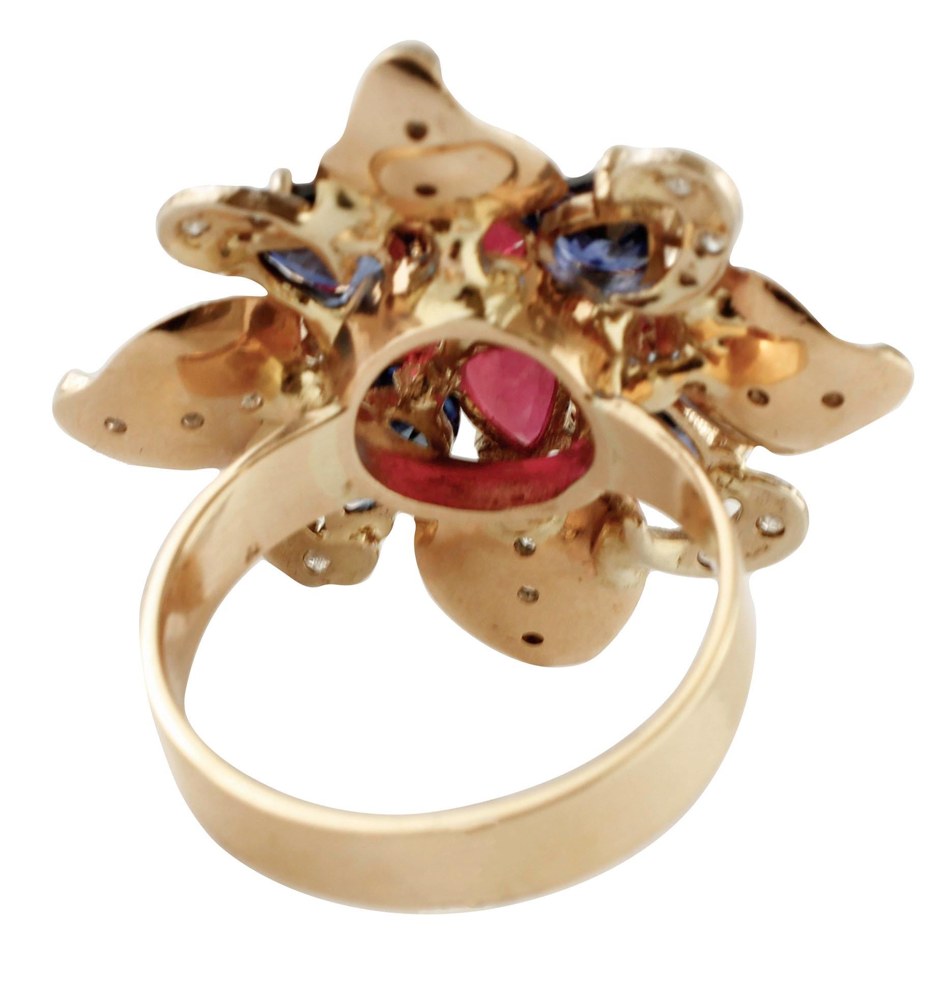 Rétro Bague fleur en or rose 14 carats, diamants, rubis et saphirs en vente