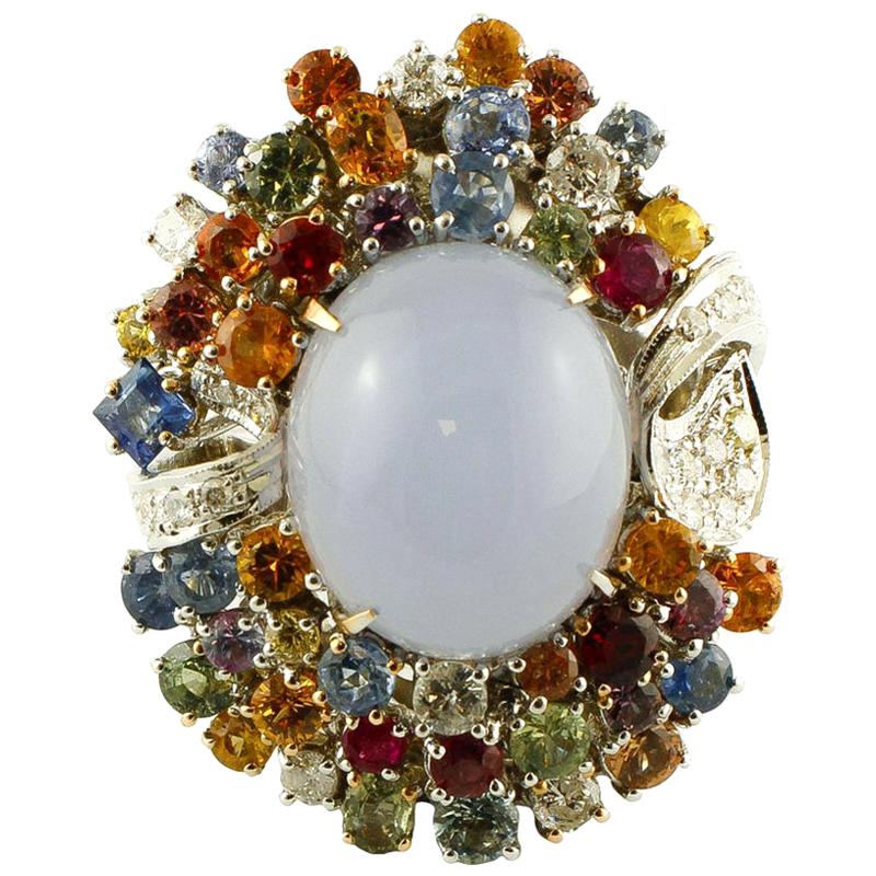 Diamantes, Rubíes, Zafiros, Calcedonia, Anillo de Cóctel de Oro Blanco de 14 Kilates