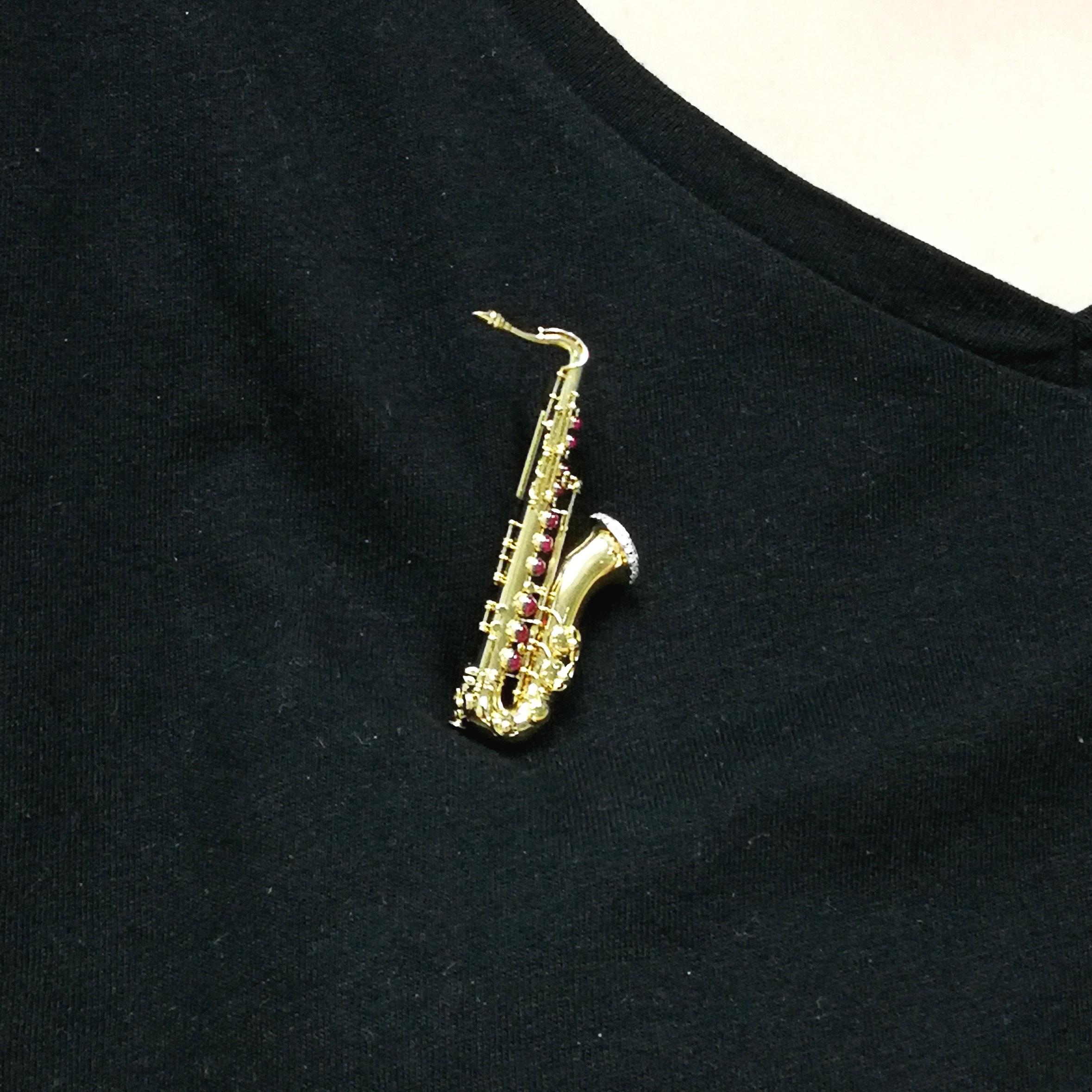 Diamonds Rubies Saxophone 18 karat Yellow Gold Brooch For Sale 1